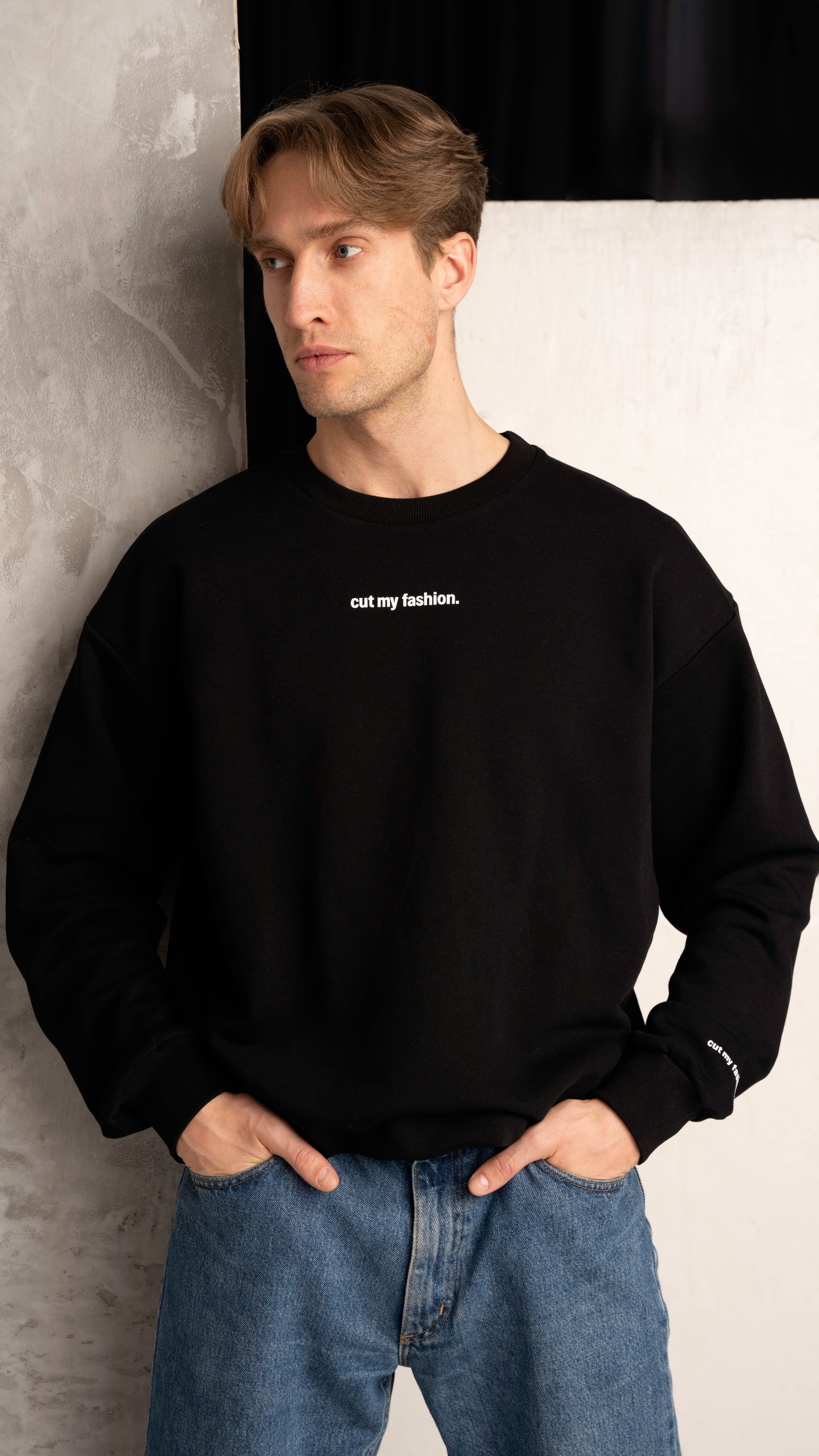 Juodos spalvos laisvalaikio vyriškas džemperis be kapišono