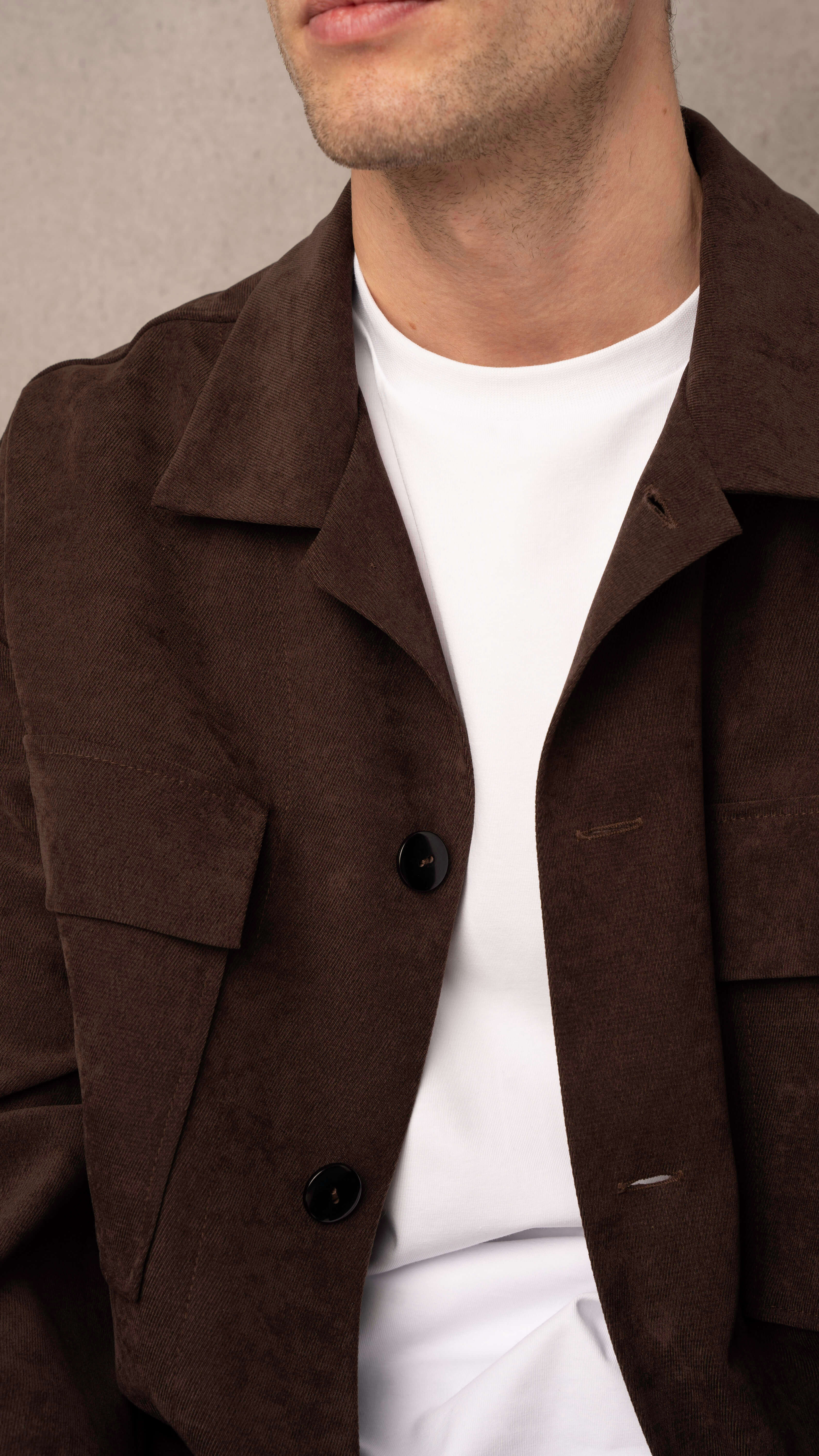 Vyriškas švarkelis su kišenėmis rudas užsegamas sagomis