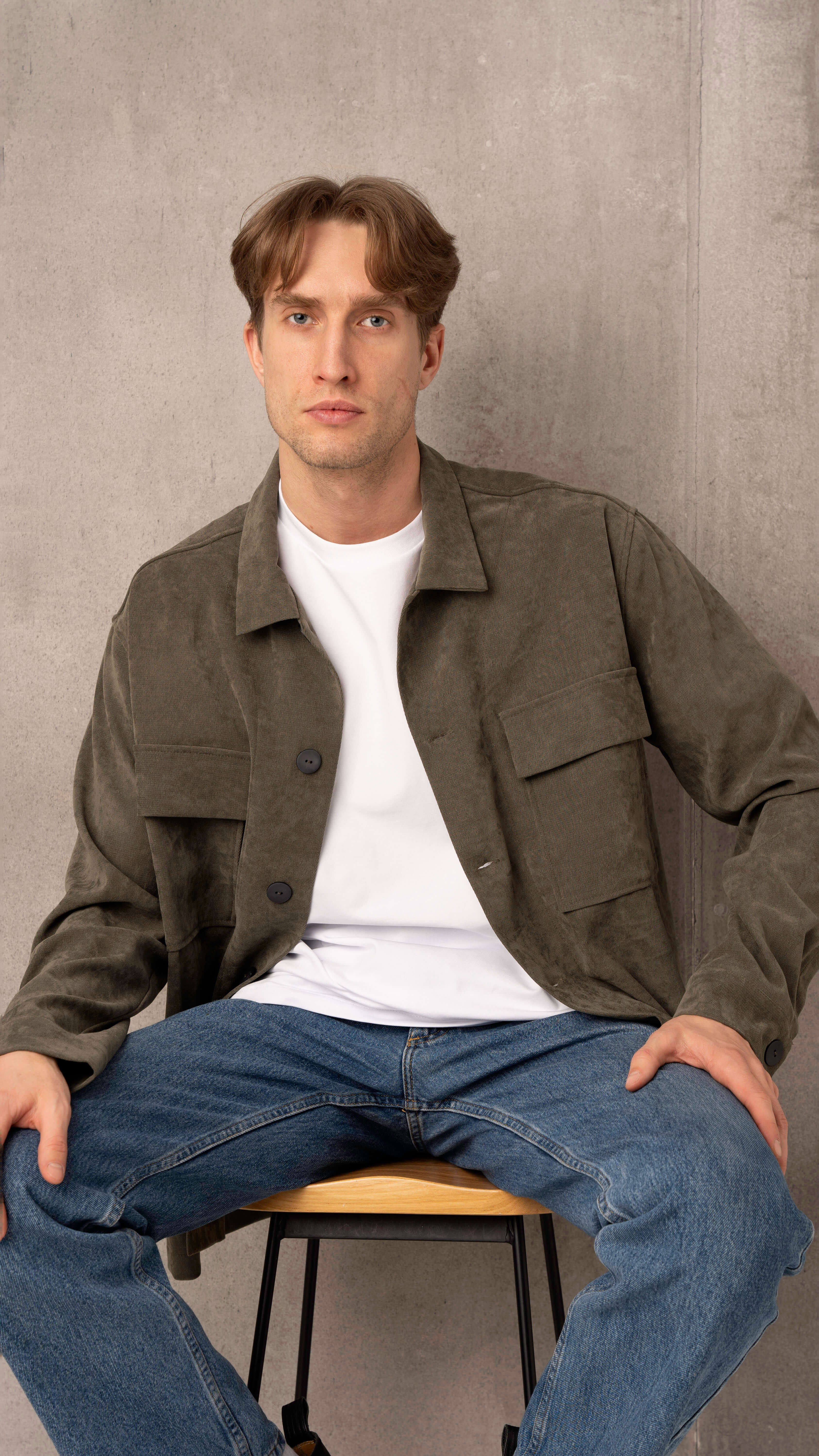 Vyriškas švarkelis su kišenėmis žalsvos spalvos užsegamas sagomis