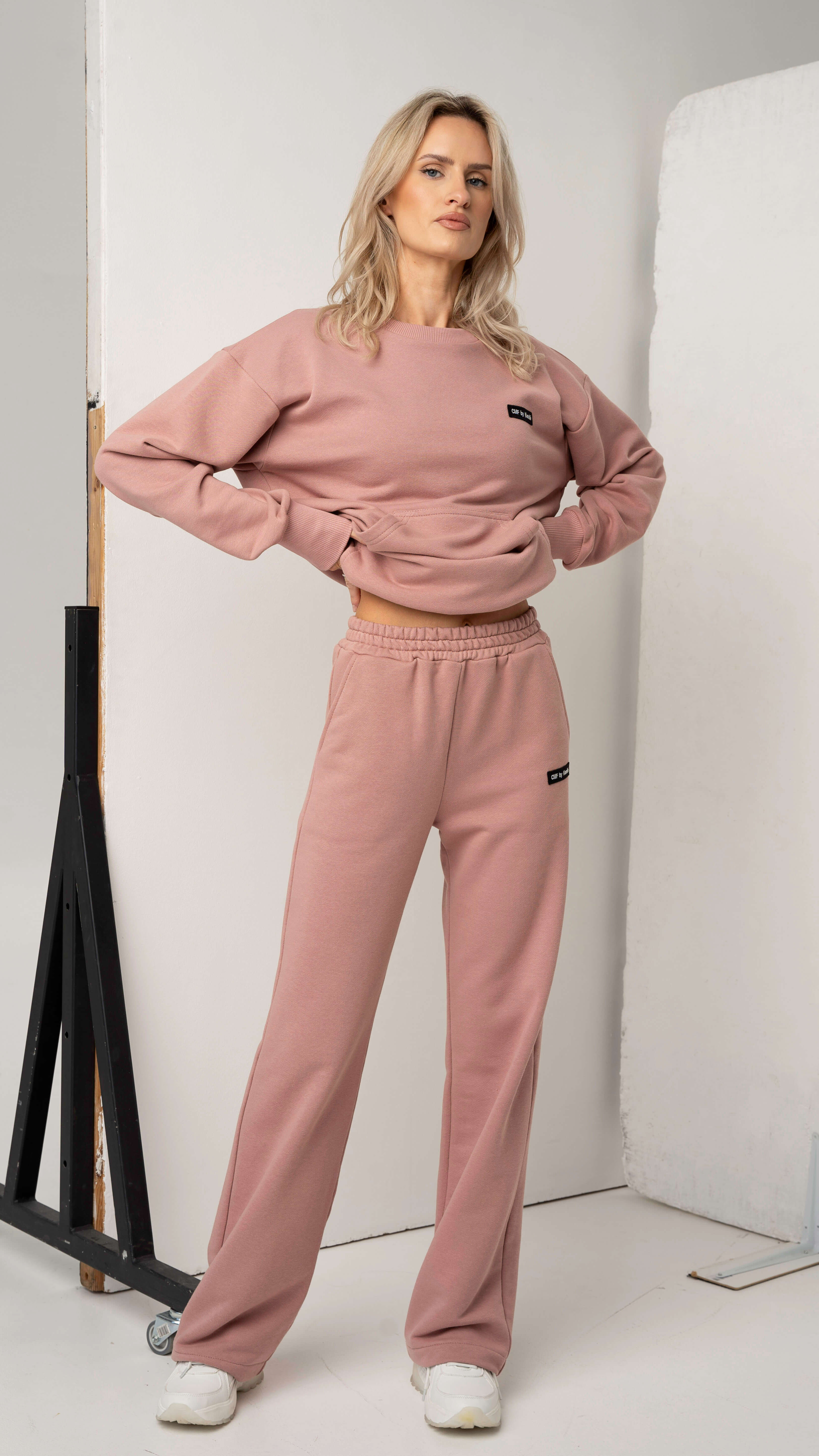 Rožinės spalvos laisvalaikio treningai be pūkelio ir be kapišono džemperis su tiesiomis kelnėmis į apačią CMF by Kamilė