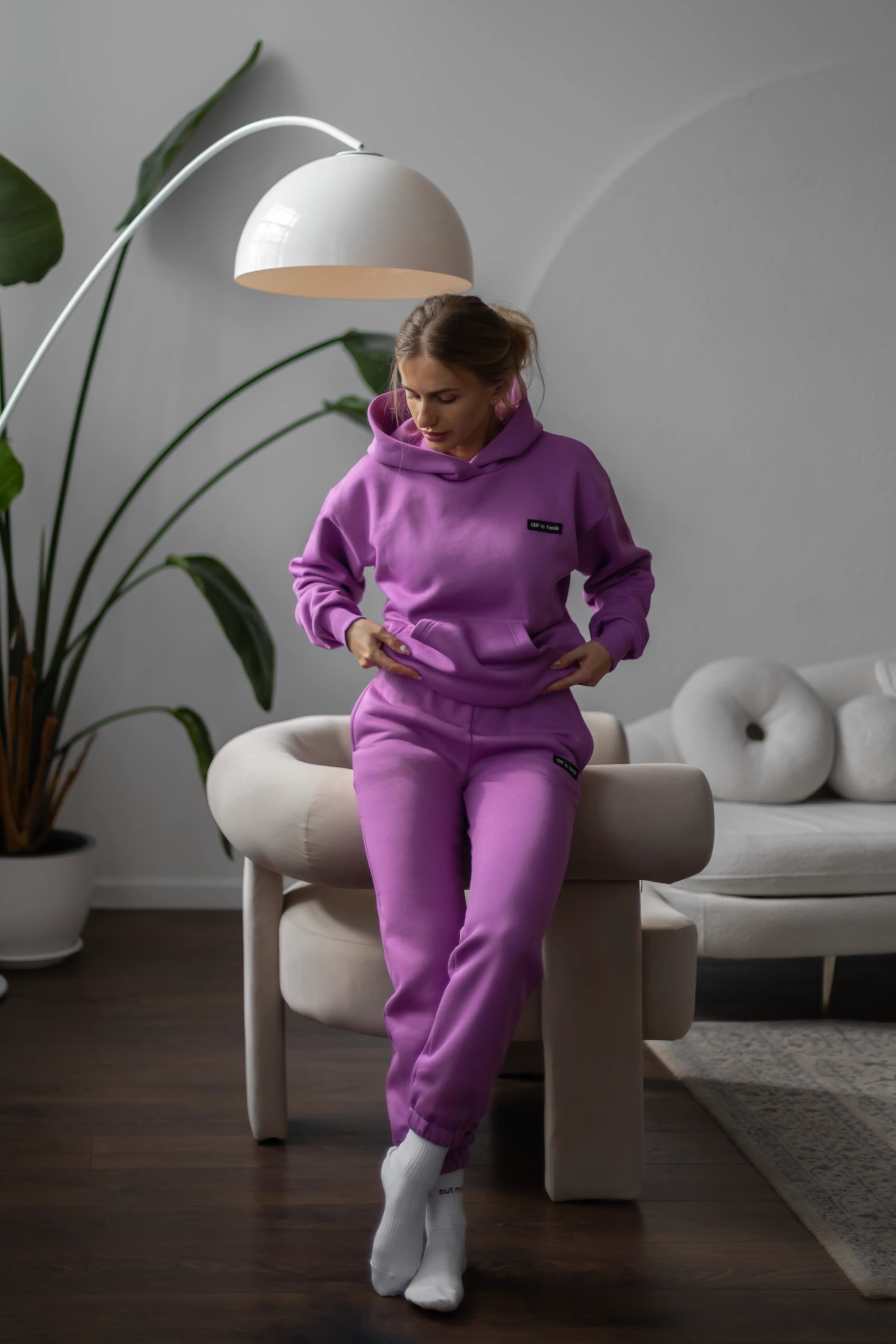 Stilingas levandų spalvos treningas iš cutmyfashion, idealus poilsiui namuose ar savaitgalio akimirkoms.