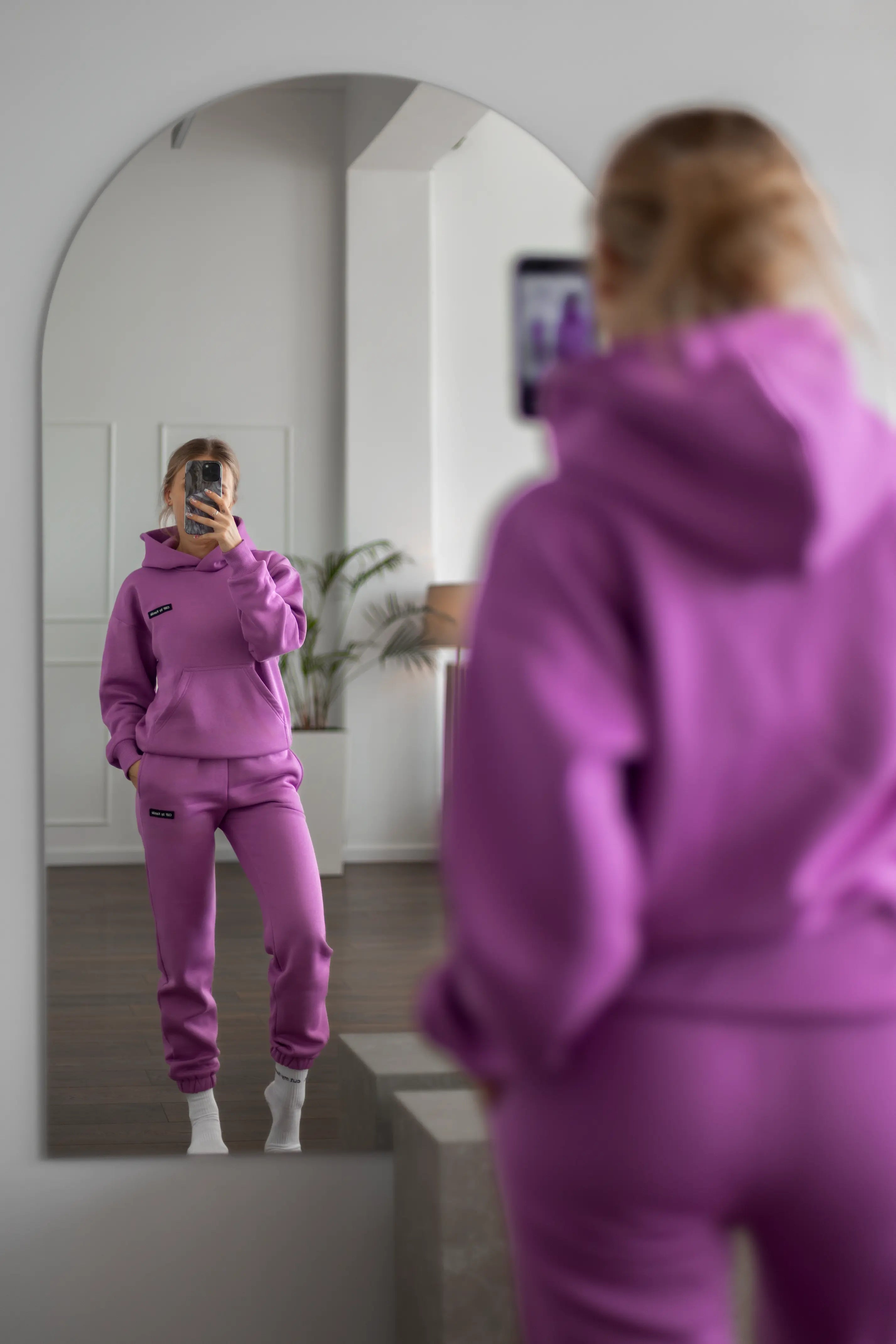 Moteriškas levandų spalvos laisvalaikio treningas, pagamintas cutmyfashion siuvykloje Lietuvoje, tinkamas miesto išvykoms.