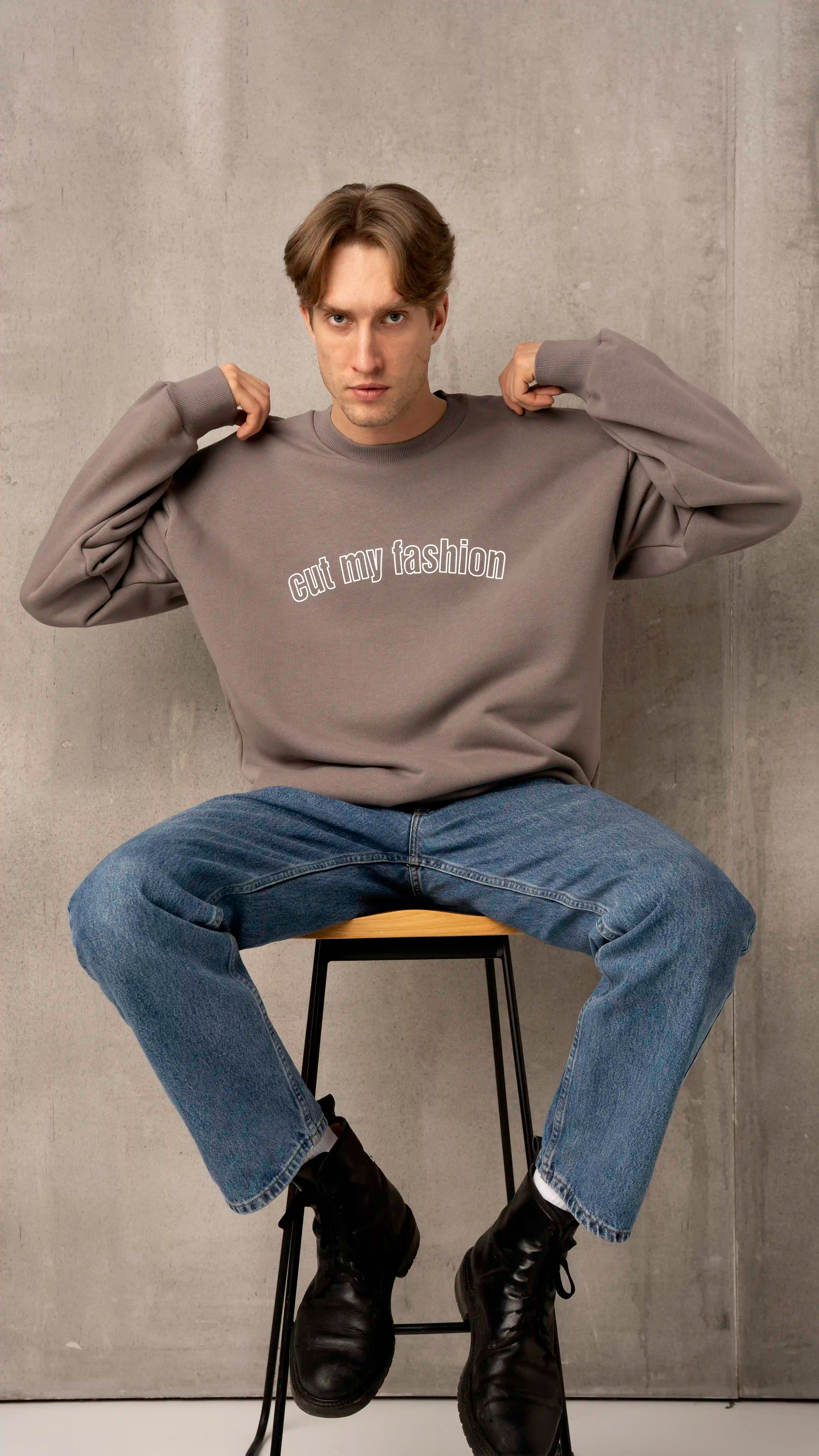 Stilingas laisvalaikio džemperis vyrams. Šis vyriškas džemperis pasižymi aukšta kokybe. Dėvėsite ne vieną sezoną. Džemperis be kapišono, oversized stiliaus.