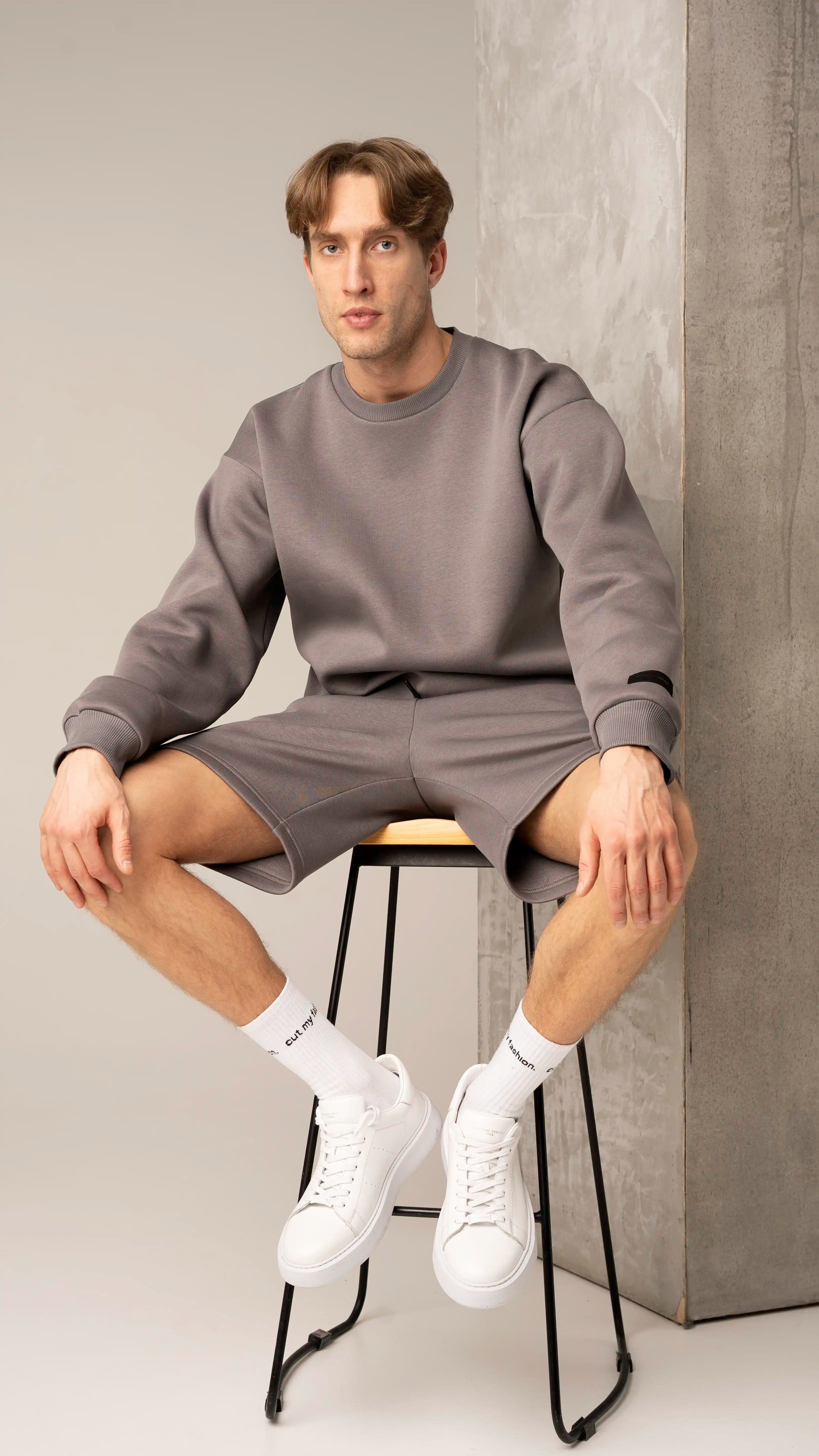 Vyriški pilkos spalvos laisvalaikio treningai pavasariui ir vasarai su šortais ir džemperiu be kapišono