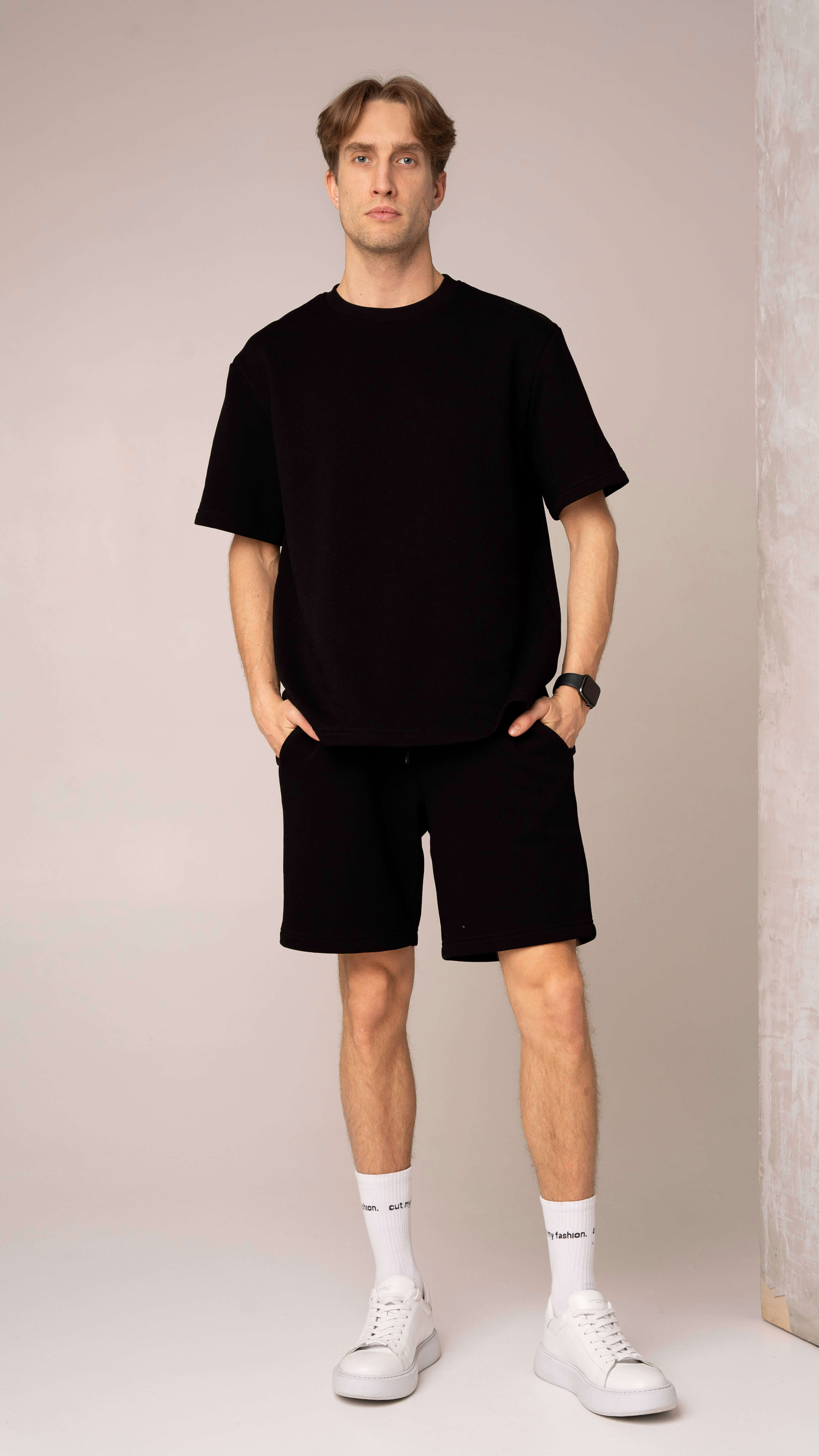 Vyriški juodos spalvos laisvalaikio treningai su šortais ir marškinėliais audinys be pūkelio cutmyfashion