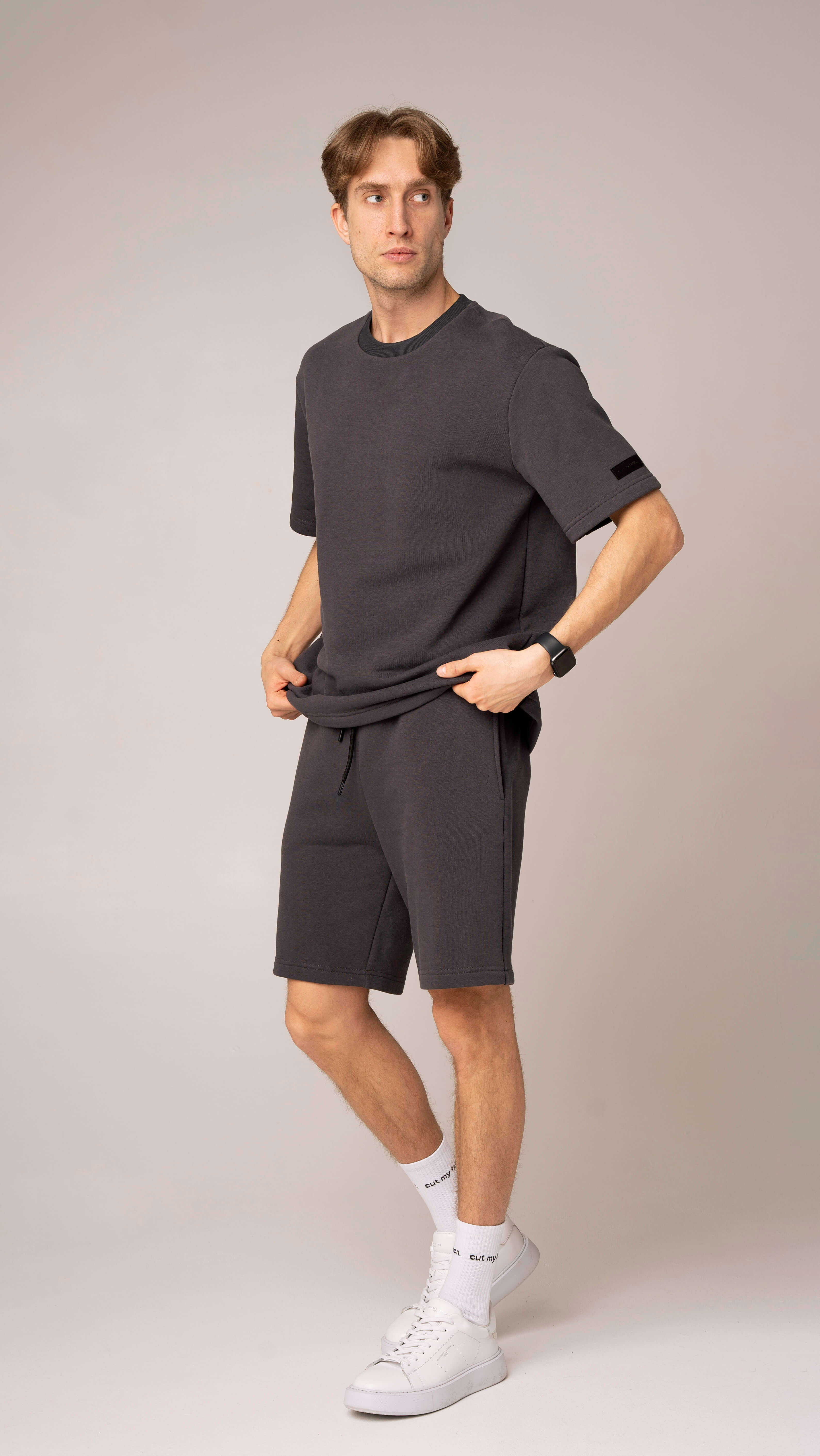 Vyriški pilkos spalvos laisvalaikio treningai su šortais ir marškinėliais audinys be pūkelio cutmyfashion