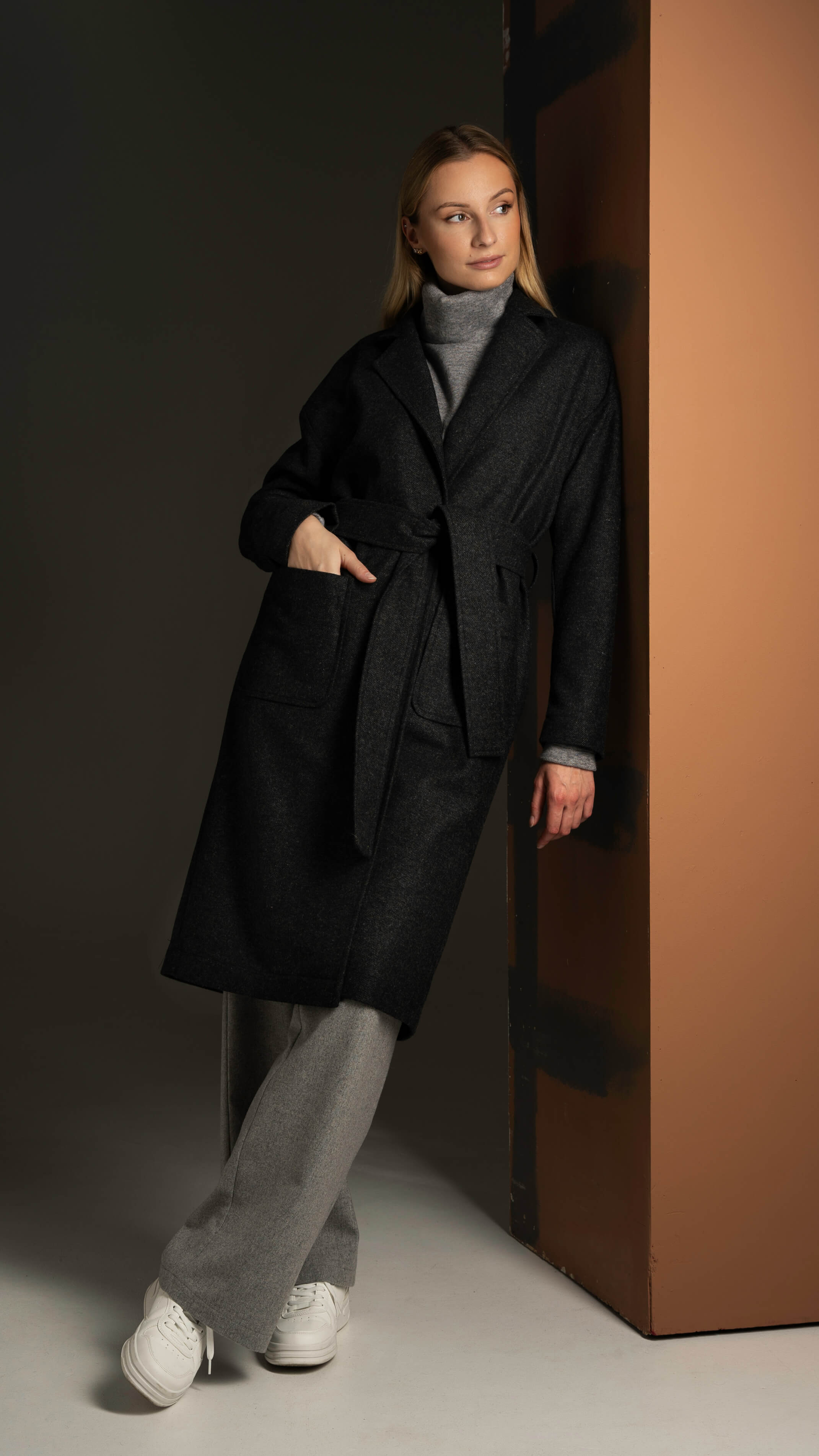 Tamsiai pilkos spalvos moteriškas ilgas paltas rudeniui ir pavasariui