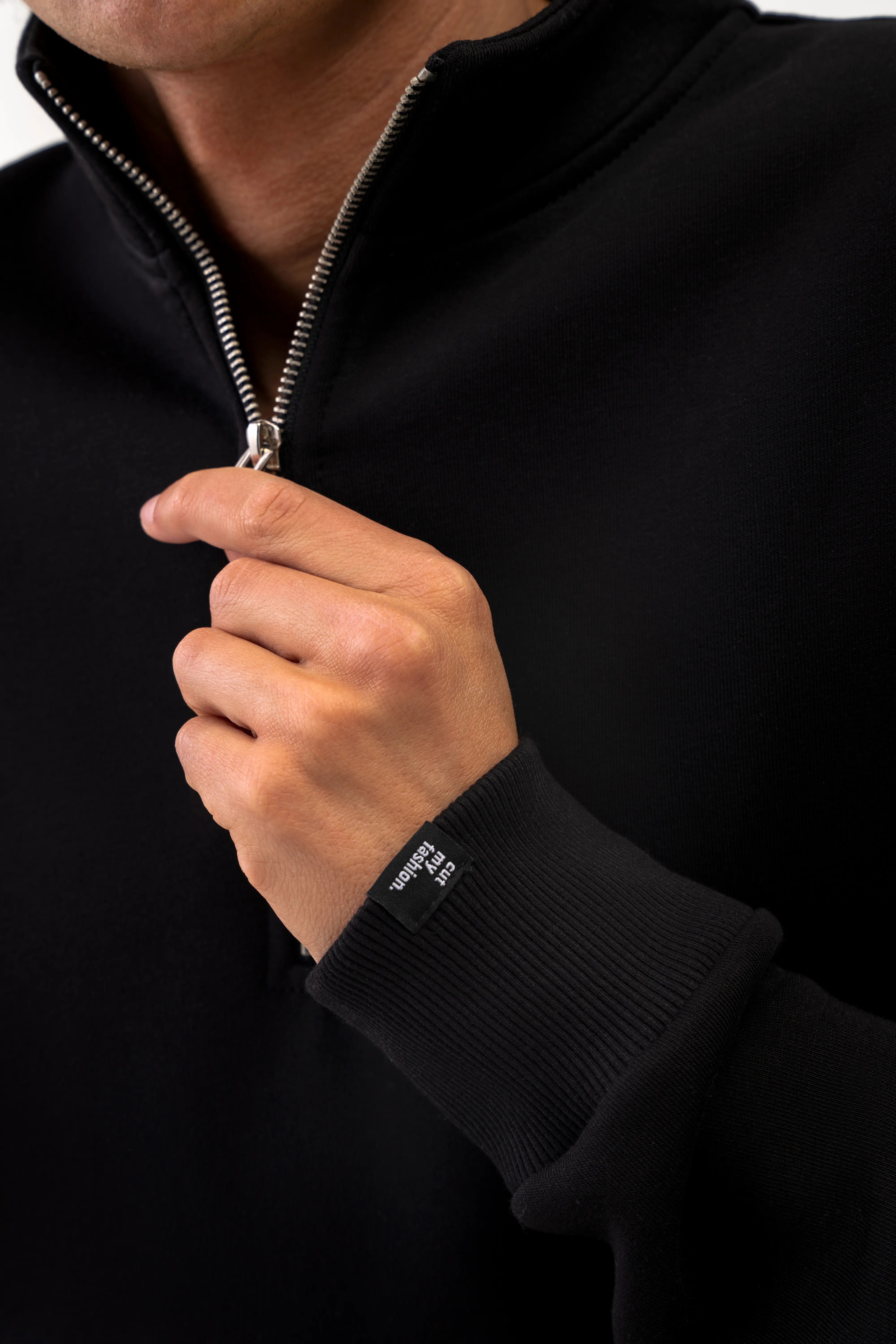 Nahaufnahme: Ein Mann trägt einen „Vilius“-Freizeit-Trainingsanzug mit hohem Kragen