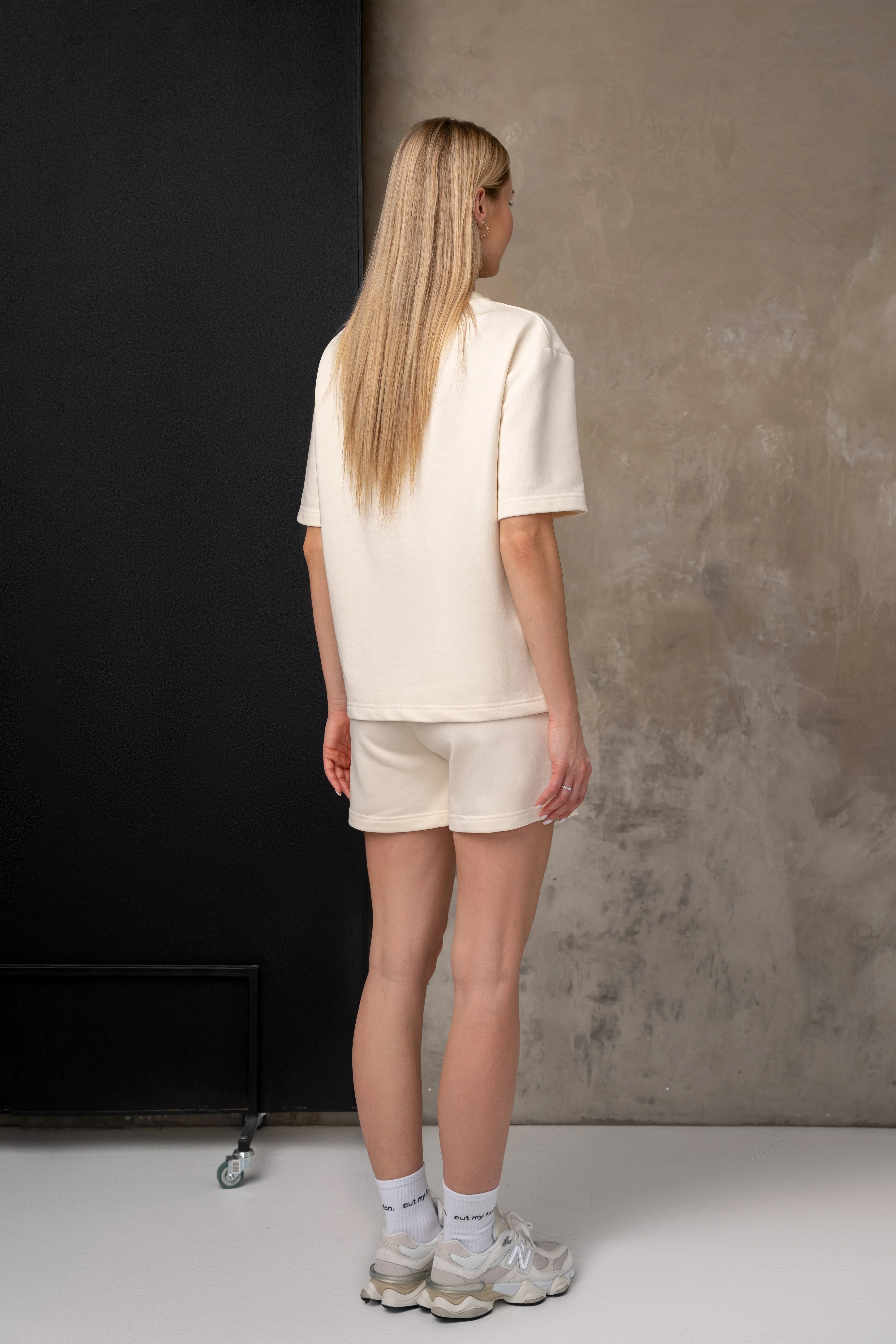Milchweißes Damenkostüm mit Bluse und Shorts, Ansicht von hinten