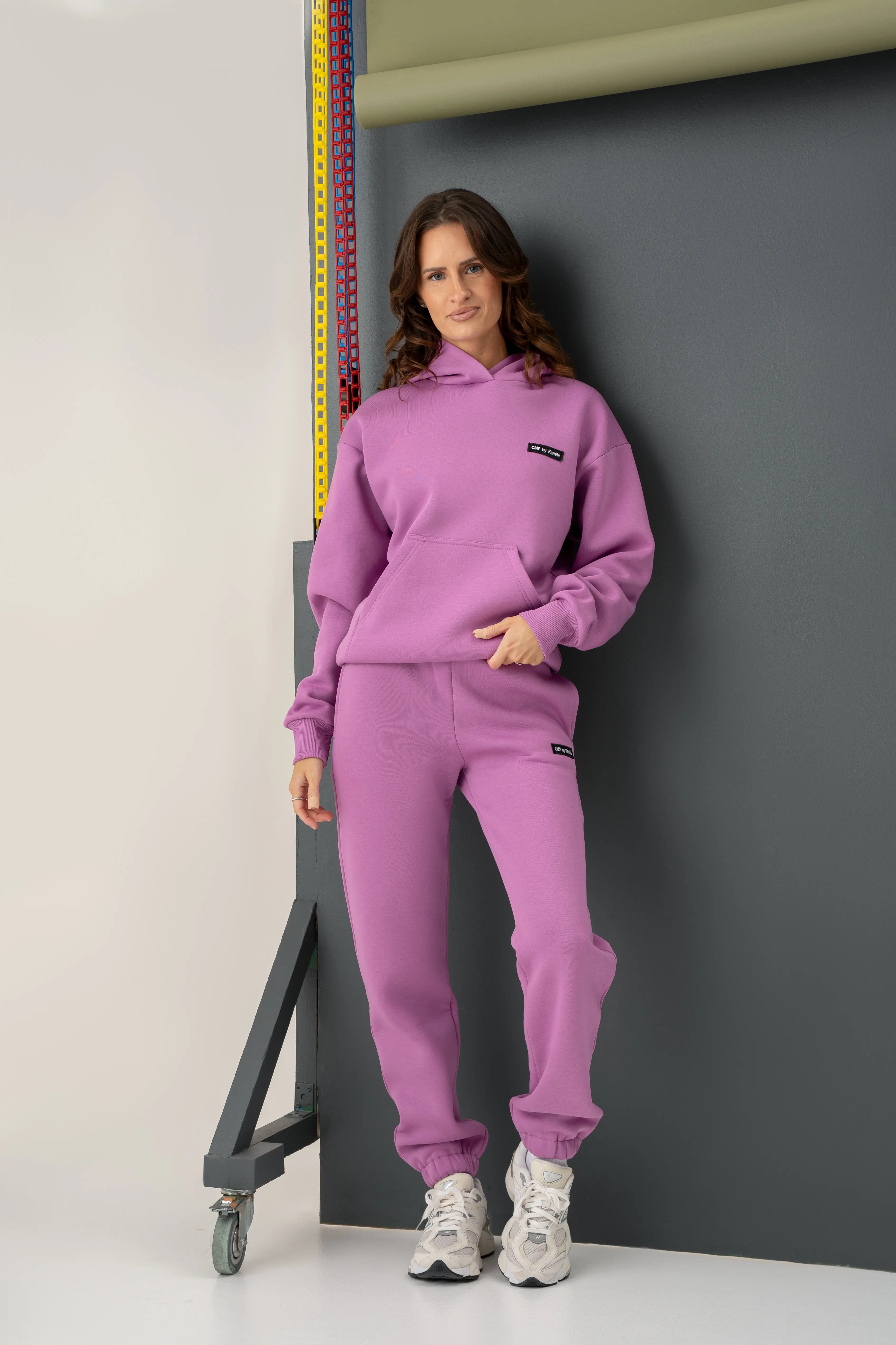 Stilingas levandų treningas iš sertifikuoto OEKO-TEX® audinio, puikiai tinkantis poilsiui ir kasdieniam dėvėjimui.