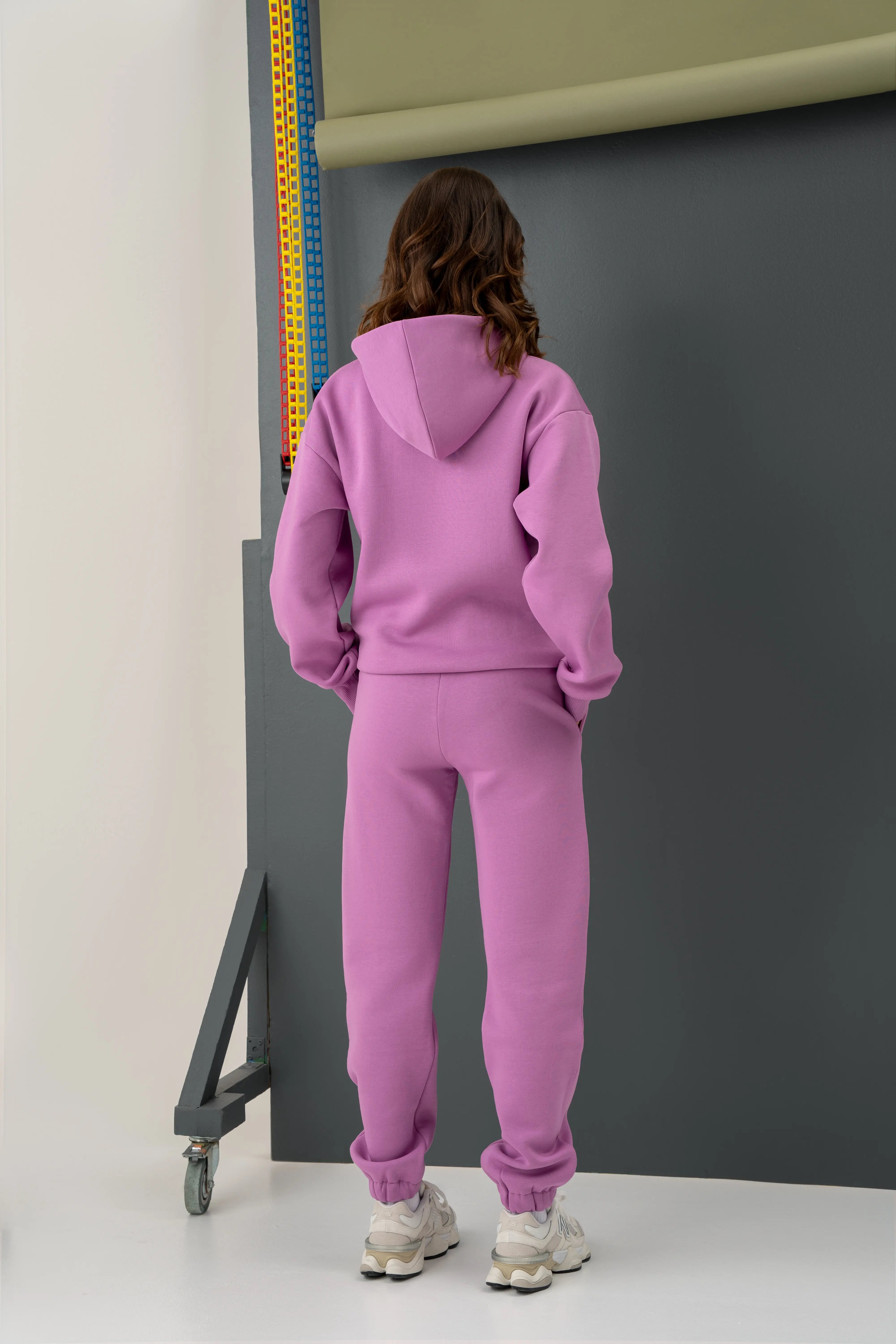 Levandų atspalvio laisvalaikio treningas su gobtuvu, sukurtas cutmyfashion, patogus pasivaikščiojimams mieste ar gamtoje.