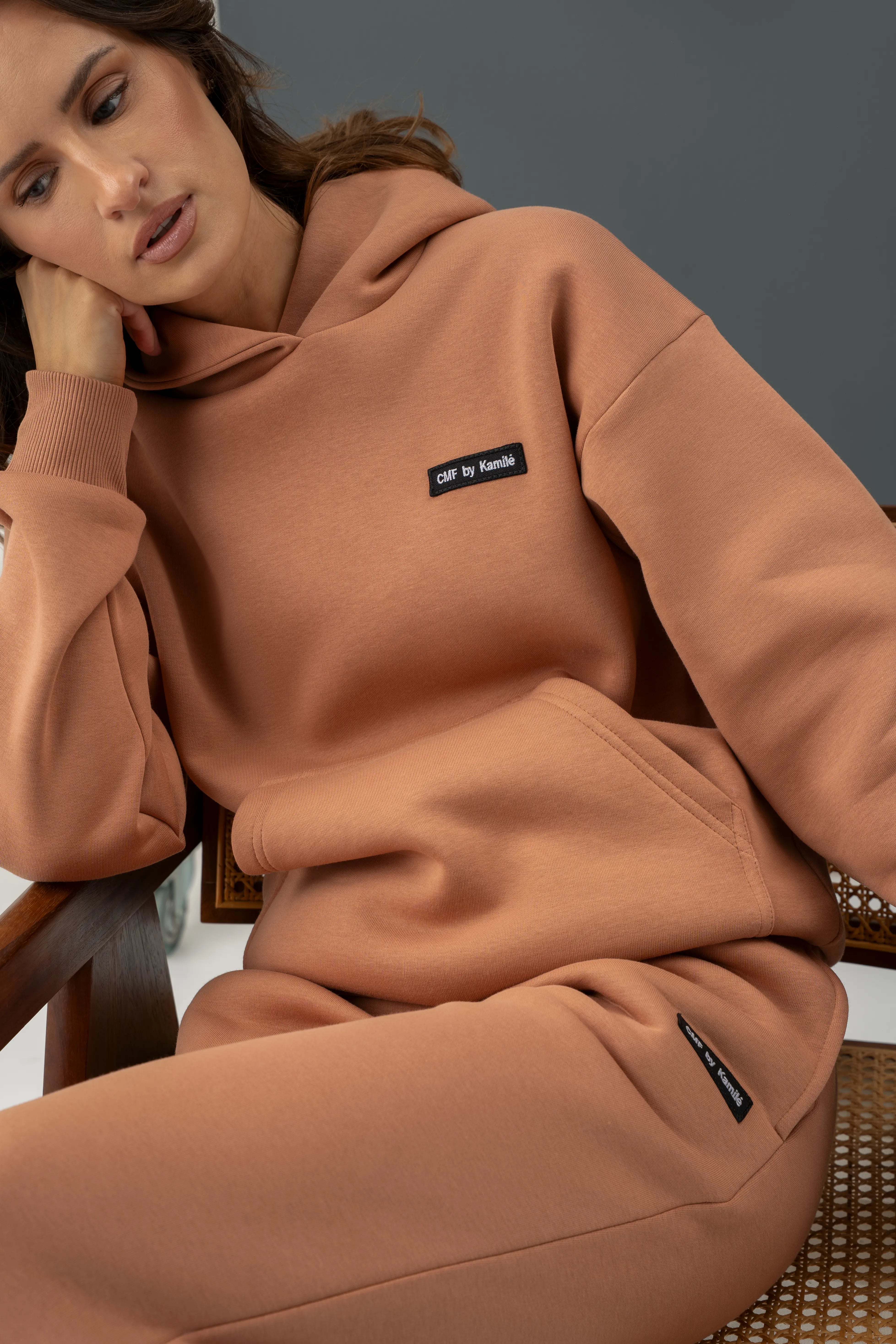 Stilingas mocha mousse spalvos laisvalaikio treningas su gobtuvu, sukurtas kasdieniam dėvėjimui ir aktyvioms atostogoms.