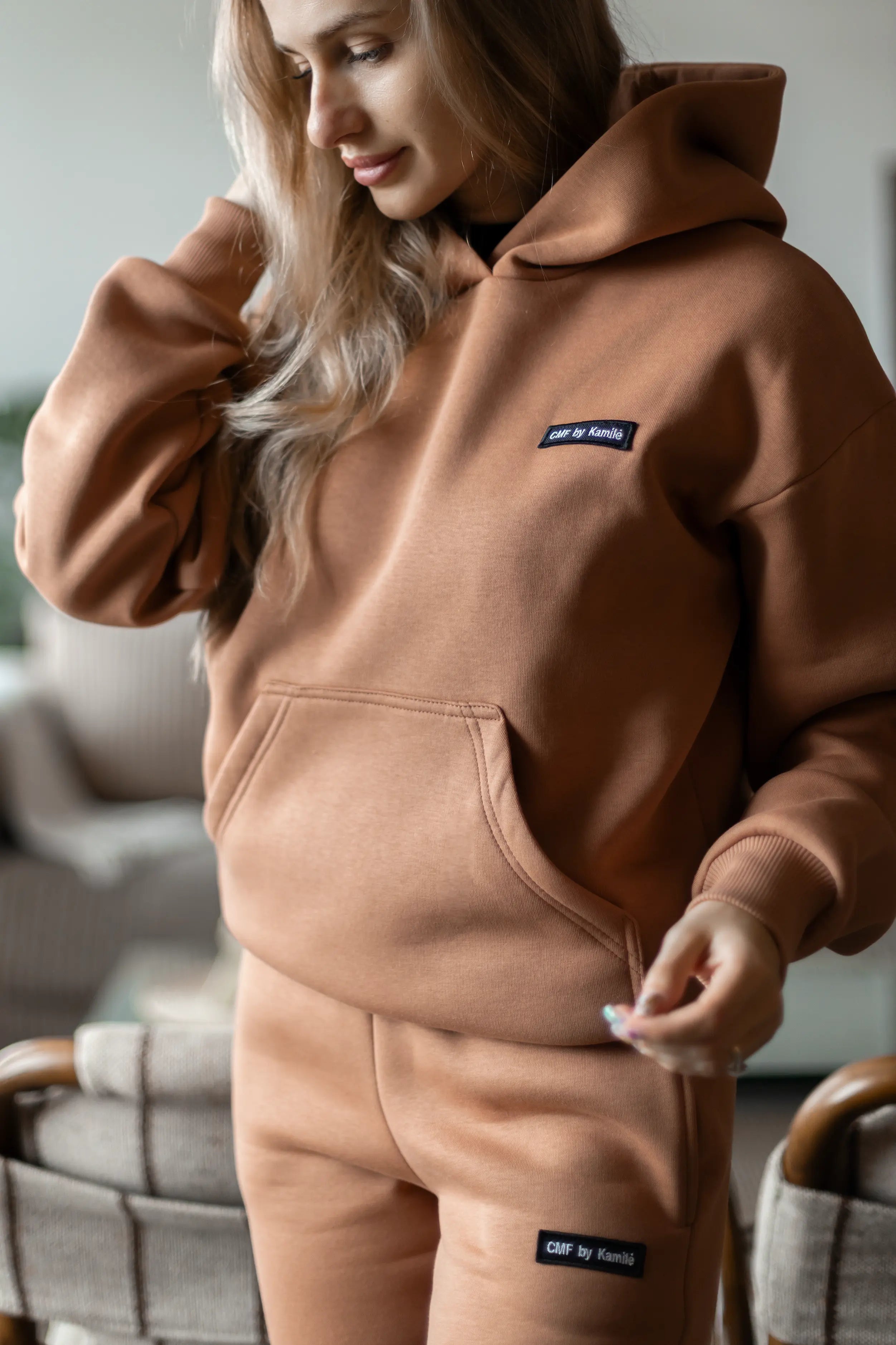 Komfortiškas cutmyfashion mocha mousse treningas, skirtas jaukiam laikui namuose ir aktyvioms atostogoms
