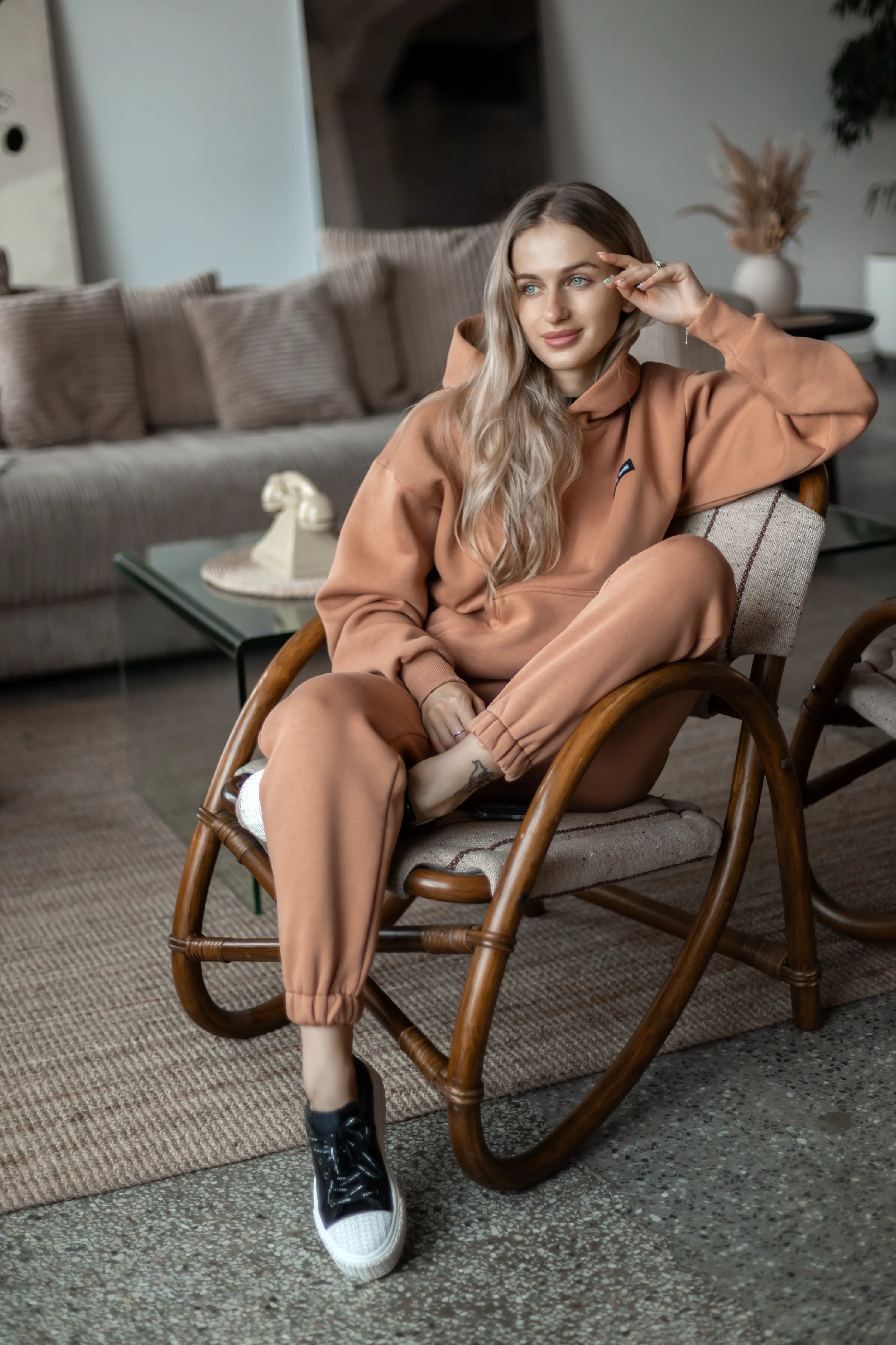 Stilingas mocha mousse laisvalaikio treningas, sukurtas cutmyfashion siuvykloje Lietuvoje, patogus mieste ir namuose