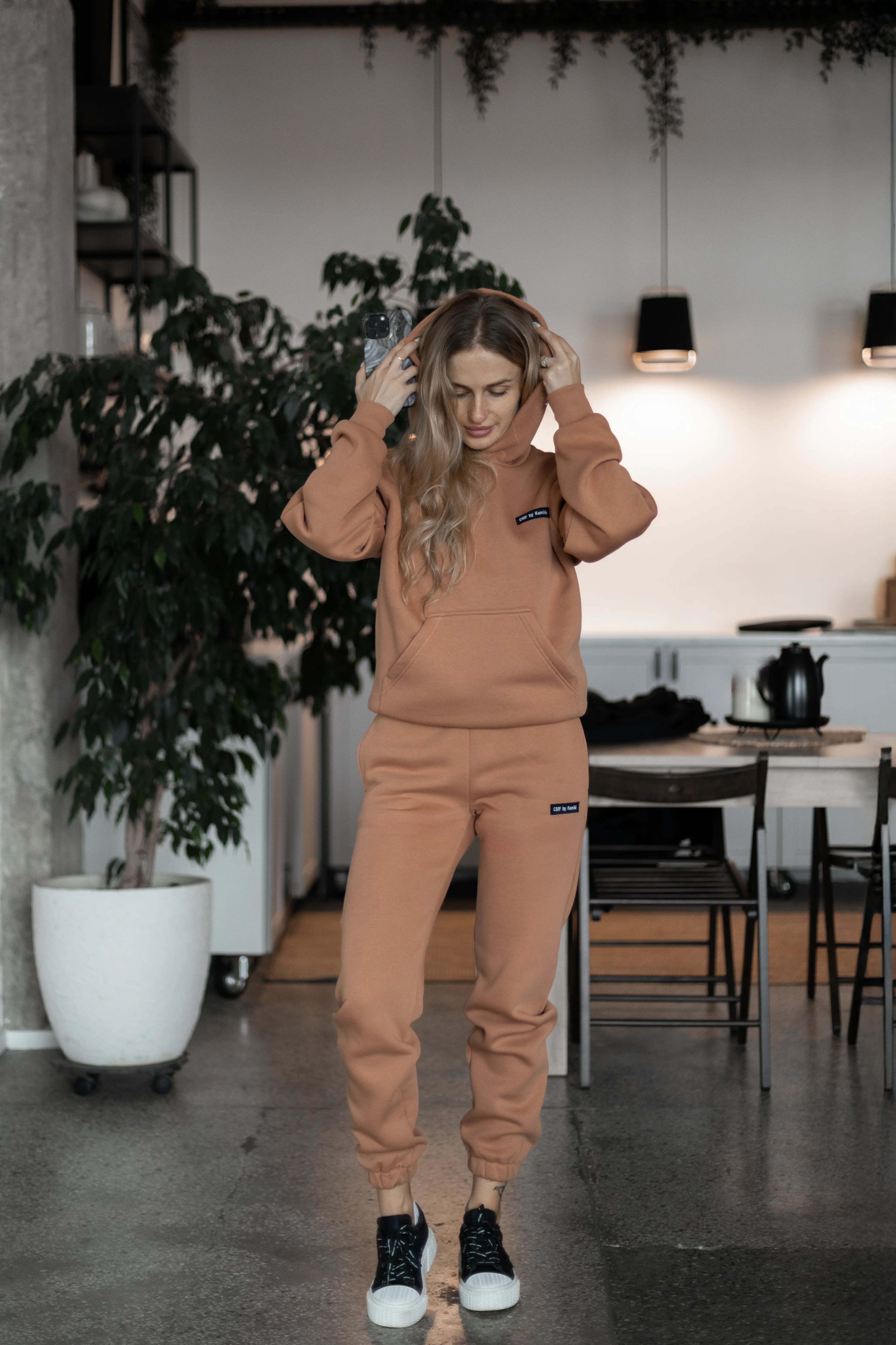Mocha mousse spalvos moteriškas laisvalaikio treningas iš cutmyfashion, tinkantis kasdieniam dėvėjimui