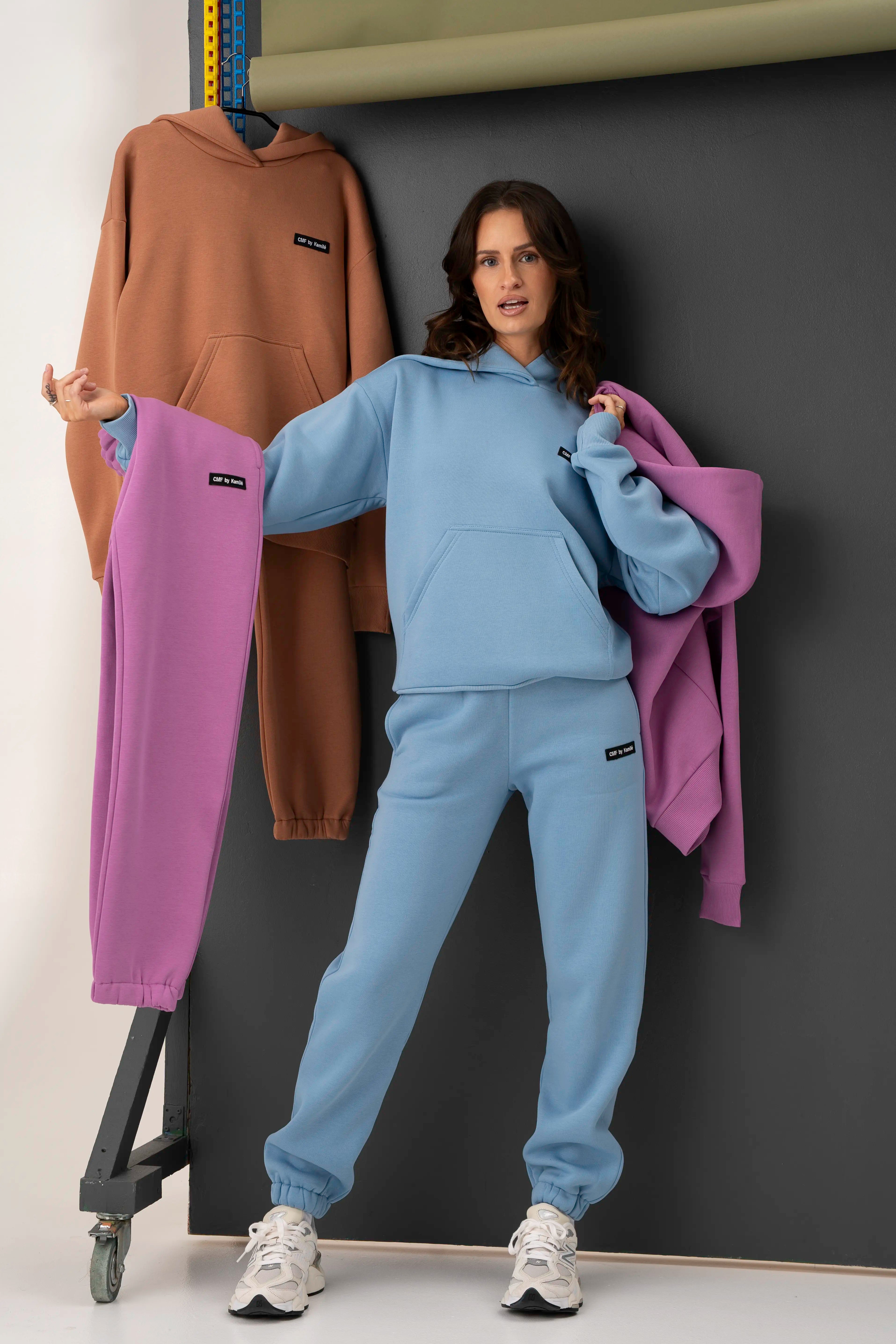 Laisvalaikio treningas moterims melsvos, mocha mousse, šviesiai mėlynos spalvos, sukurtas cutmyfashion, puikiai derantis kasdieniam dėvėjimui.