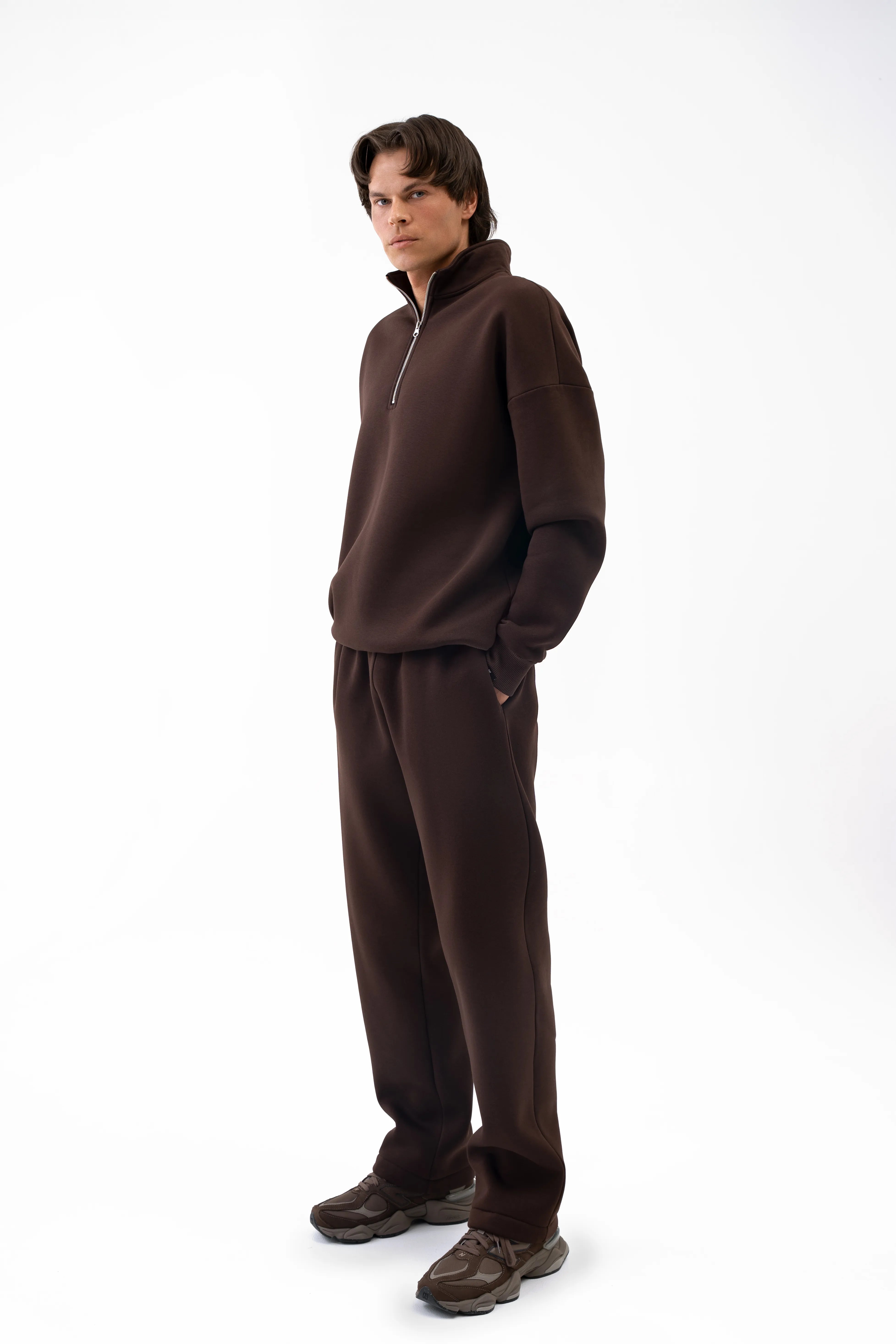 Brauner Freizeitanzug für Herren mit gerader Hose, Ansicht von hinten und von der Seite