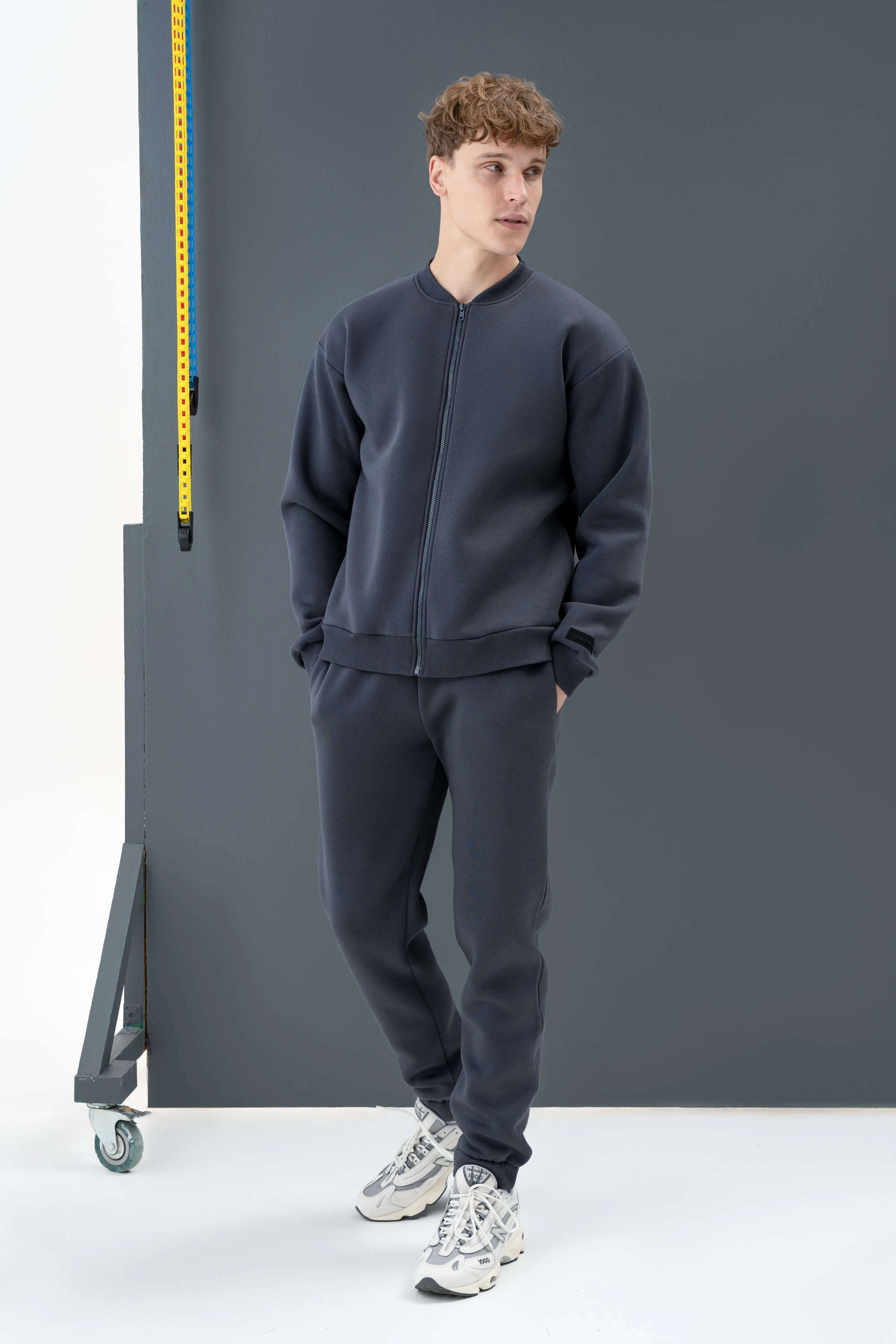 Grafito pilkos spalvos vyriškas treningas iš cutmyfashion, skirtas miesto pasivaikščiojimams ir poilsiui.