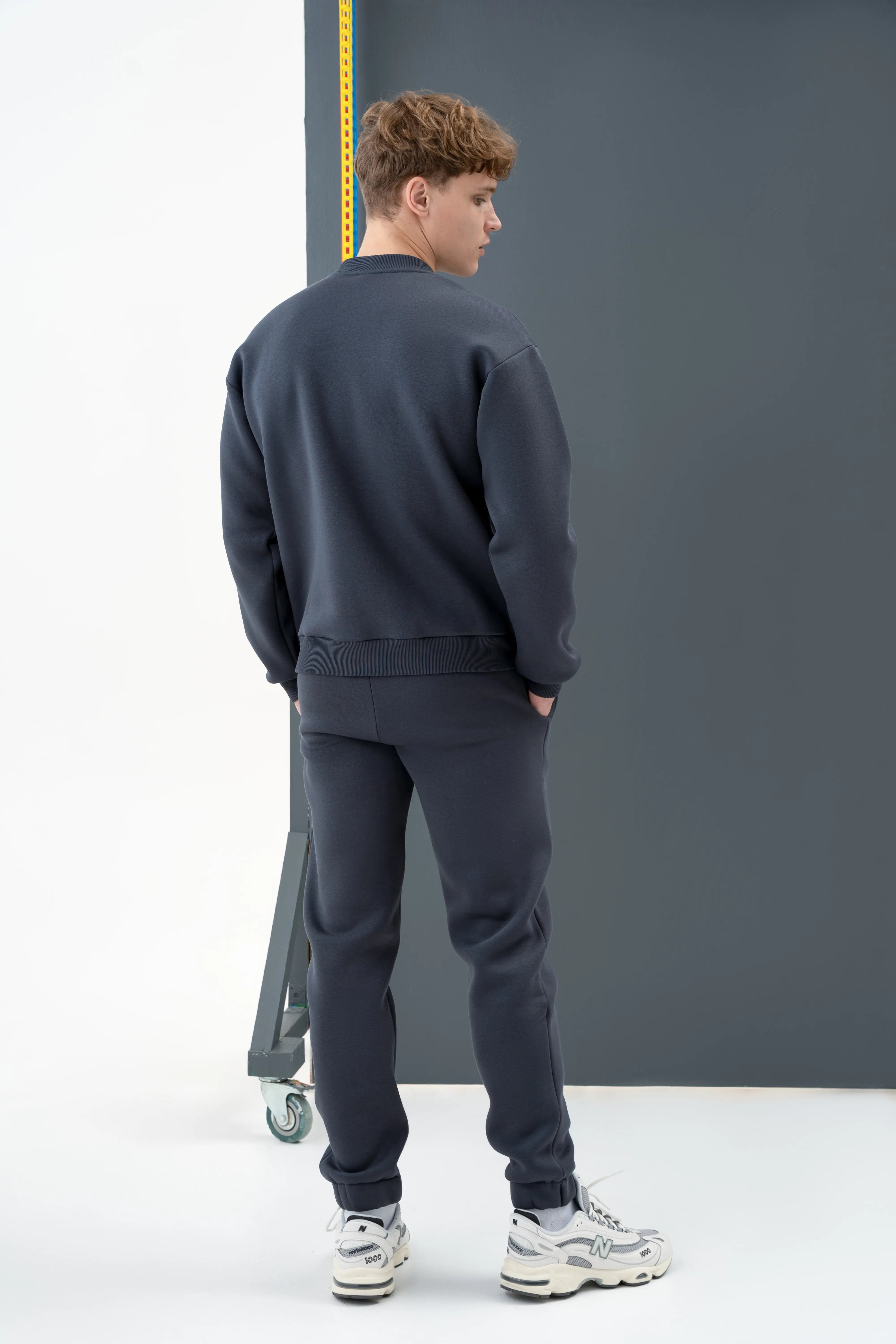 Tamsiai pilkas vyriškas laisvalaikio treningas „Joris“, sukurtas cutmyfashion, skirtas kasdieniam dėvėjimui ir poilsiui.