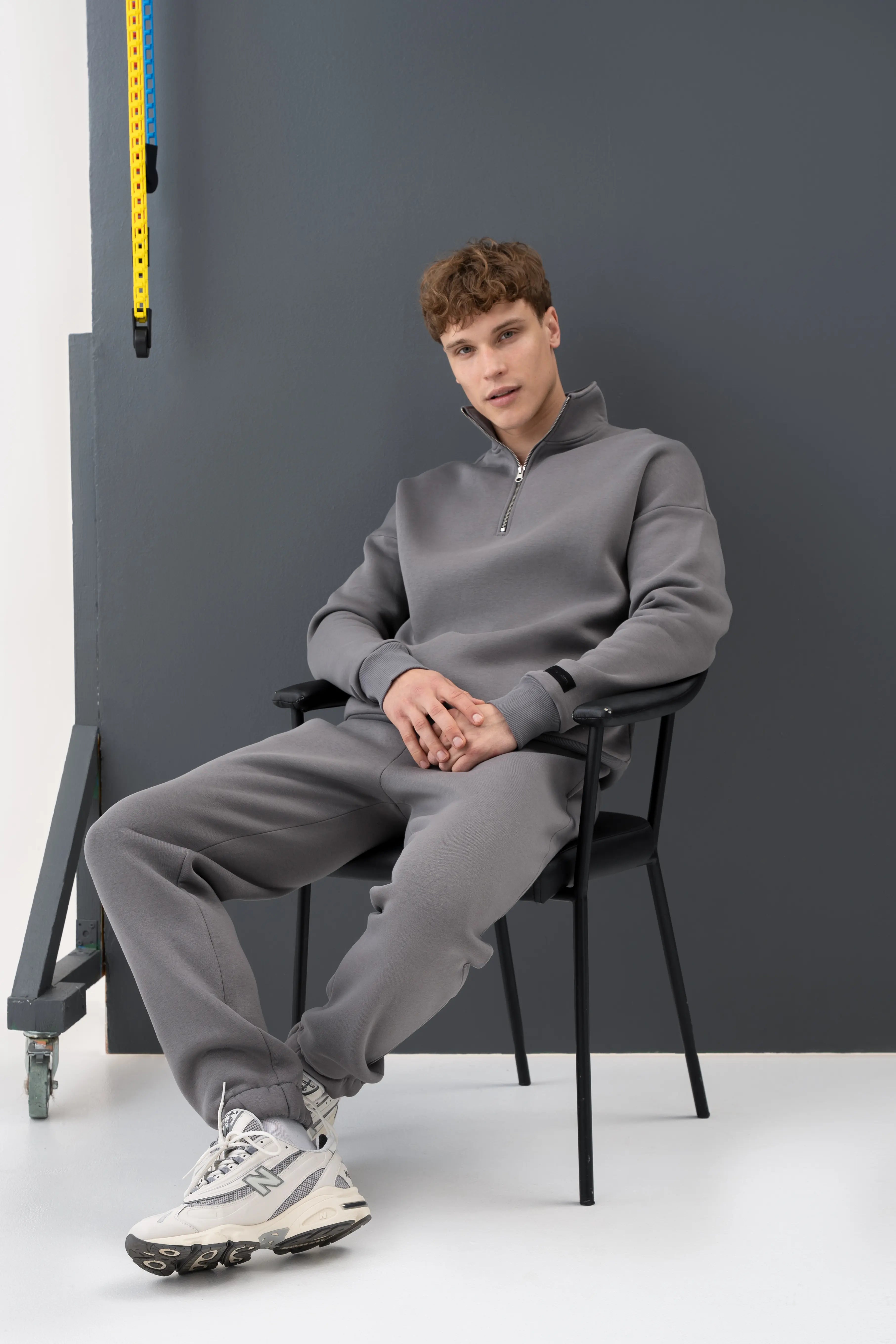 Pilkas vyriškas treningas su tampria guma ir užtrauktuku, sukurtas cutmyfashion siuvykloje Lietuvoje, idealiai tinka rudens sezonui.