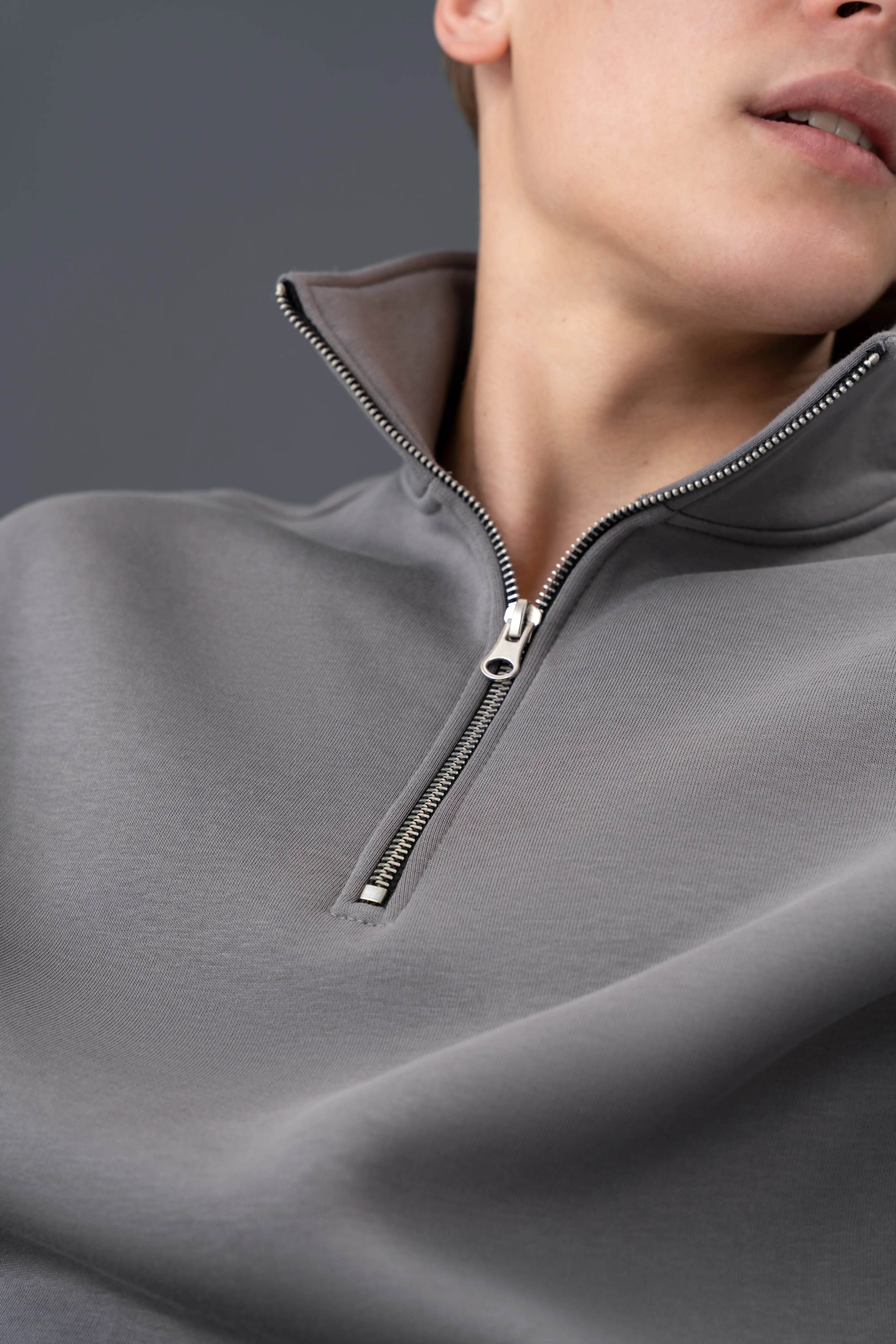 Modernus pilkos spalvos vyriškas laisvalaikio treningas, nevaržantis judesių ir puikiai derantis prie kasdienio stiliaus.