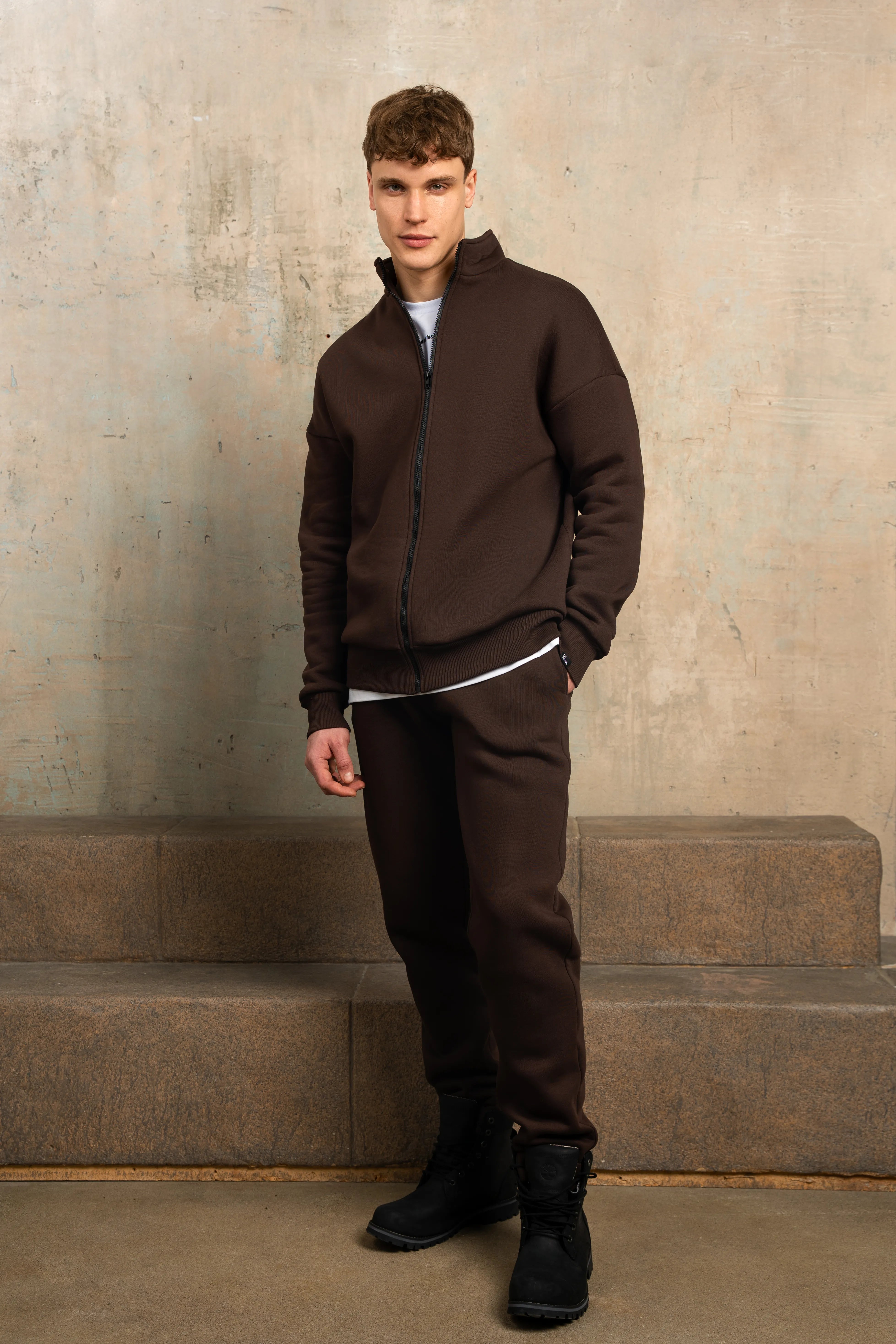 Rudas vyriškas laisvalaikio treningas su užtrauktuku, tinkamas ramiam poilsiui namuose.