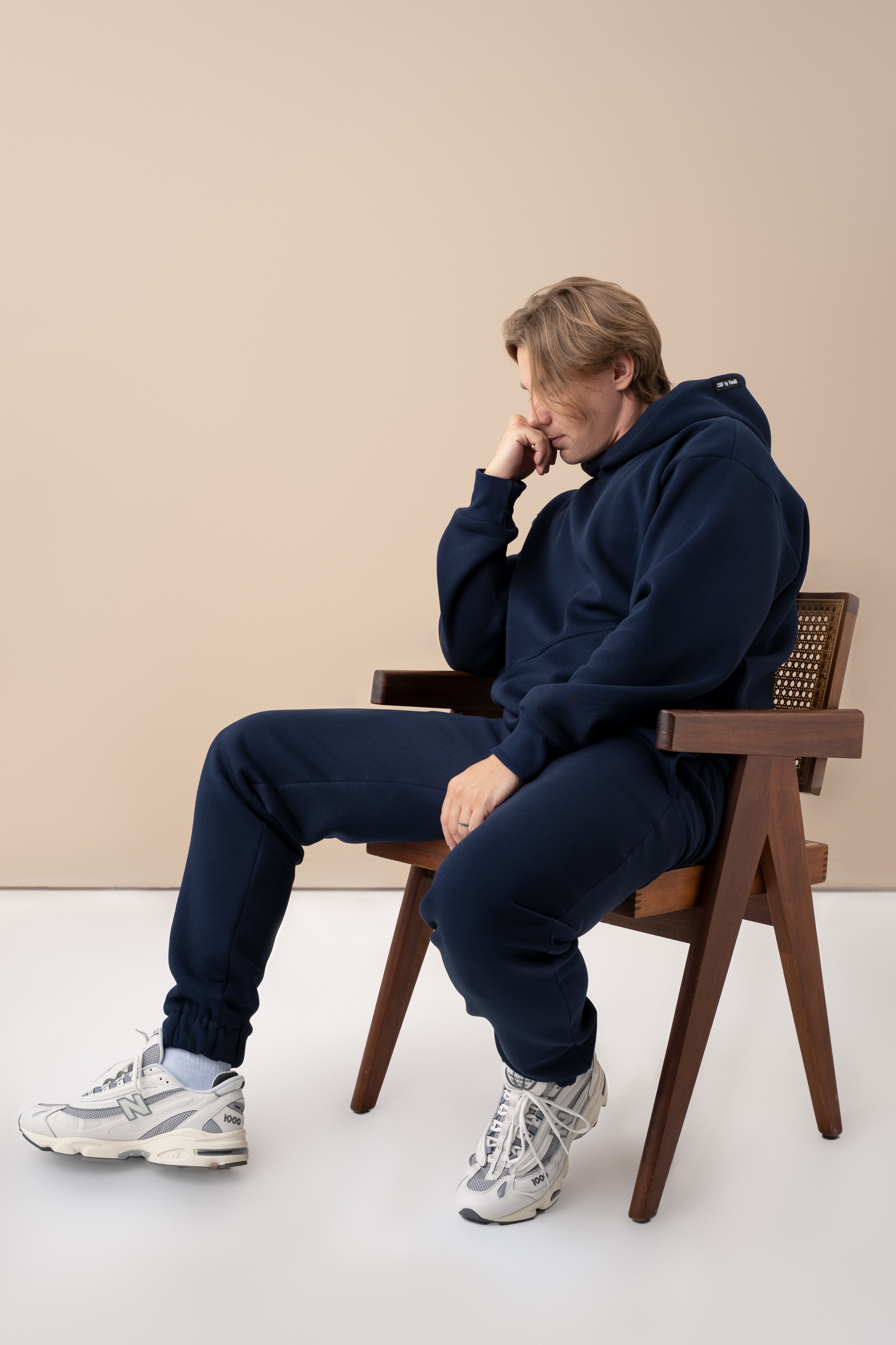 Stilingas mėlynas vyriškas treningas, pagamintas cutmyfashion siuvykloje Lietuvoje, puikiai tinka poilsiui.