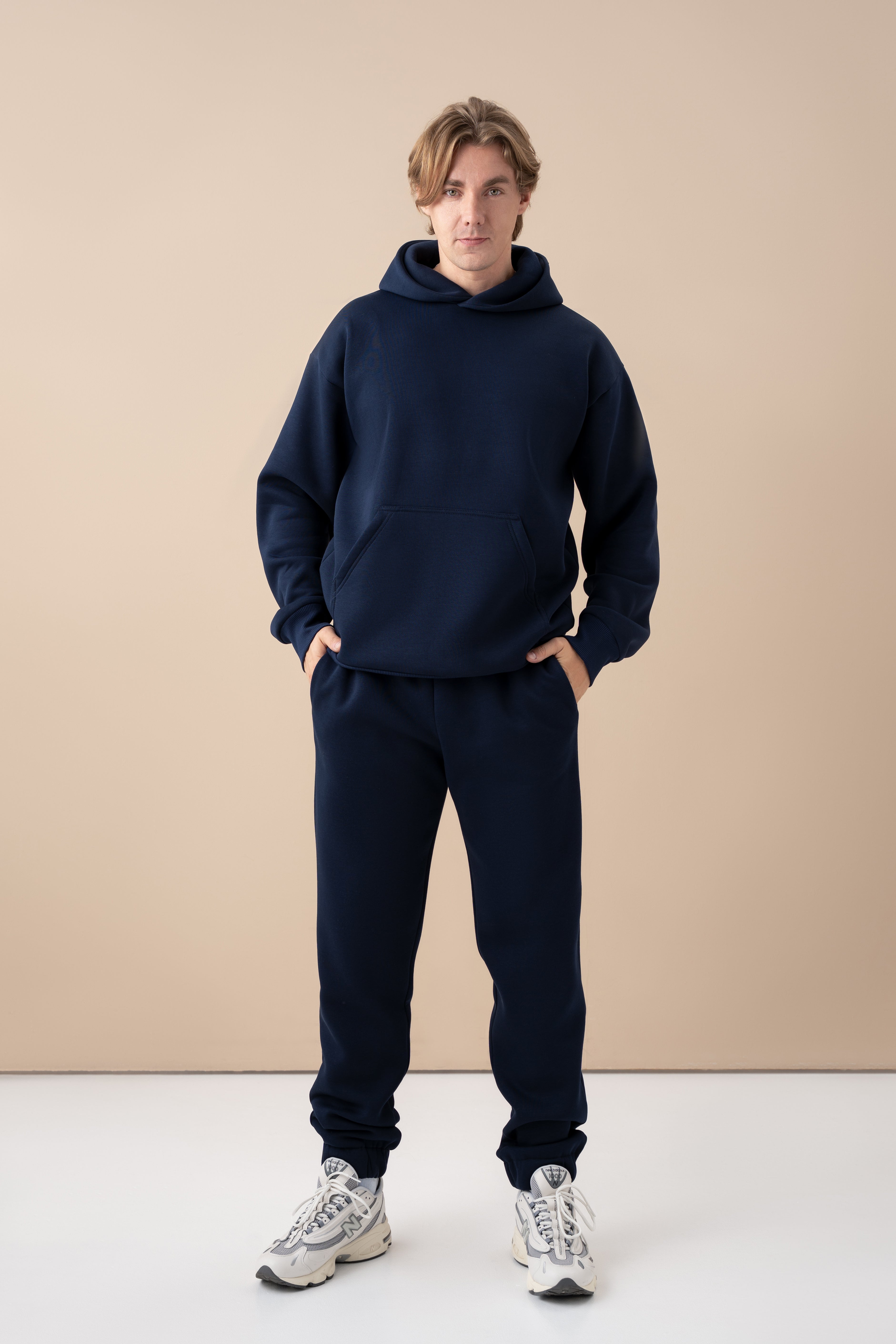 Tamsiai mėlynas vyriškas laisvalaikio treningas iš cutmyfashion, sukurtas patogumui ir kasdieniam dėvėjimui.