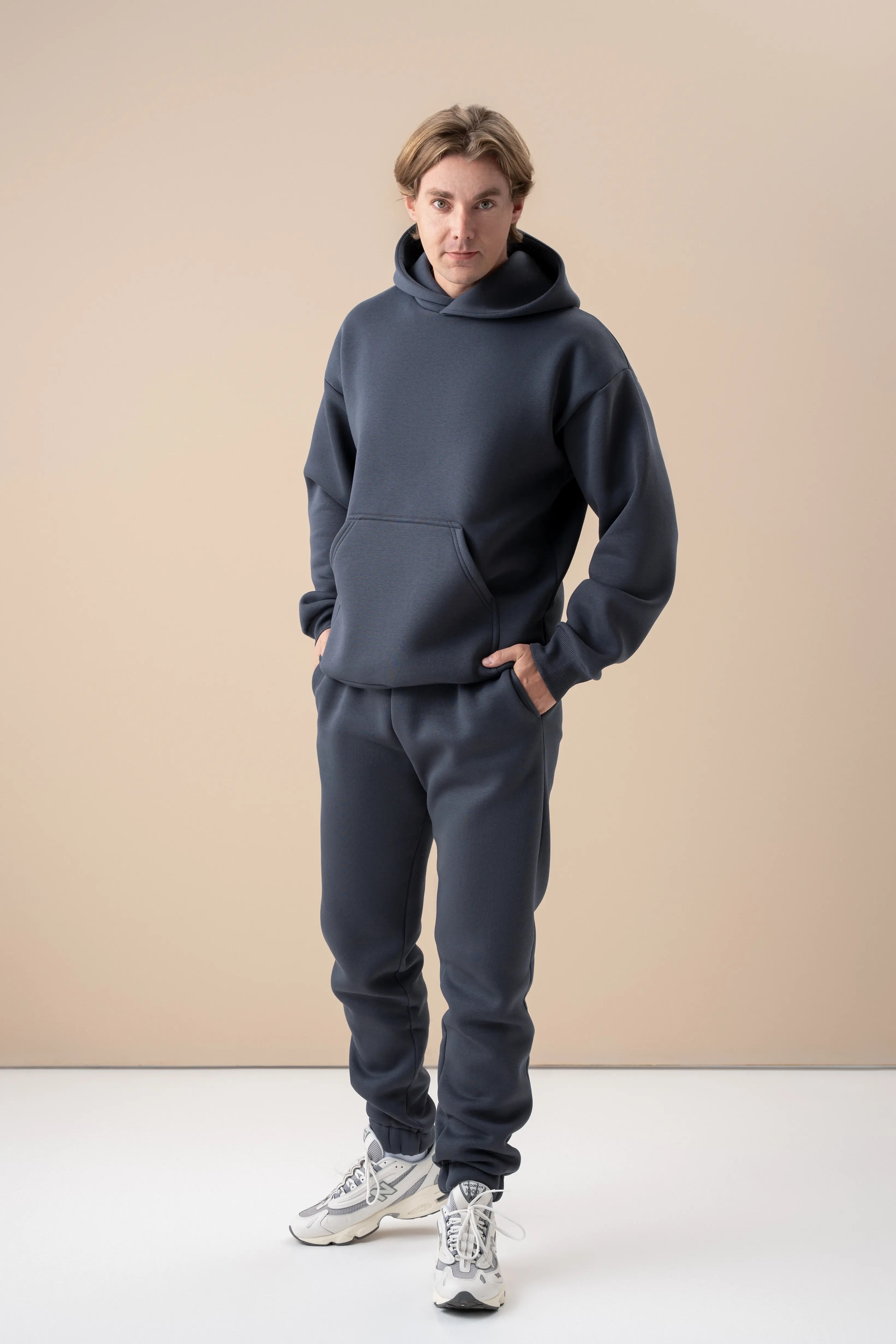 Tamsiai pilkas vyriškas laisvalaikio treningas, sukurtas cutmyfashion siuvykloje Lietuvoje, tinkamas miesto pasivaikščiojimams.