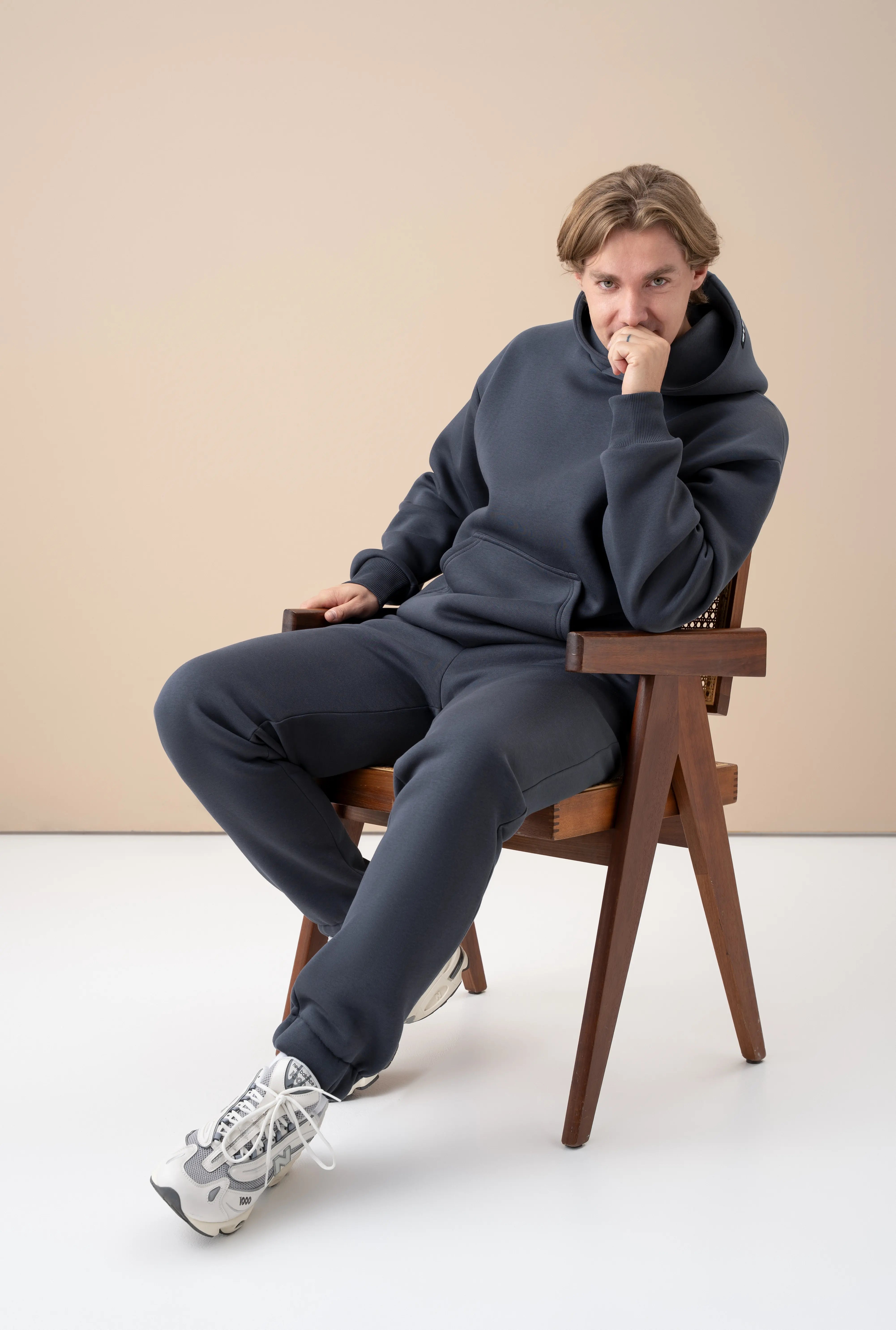 Minimalistinis pilkas vyriškas laisvalaikio treningas, pagamintas cutmyfashion siuvykloje, patogus ir šiltas.