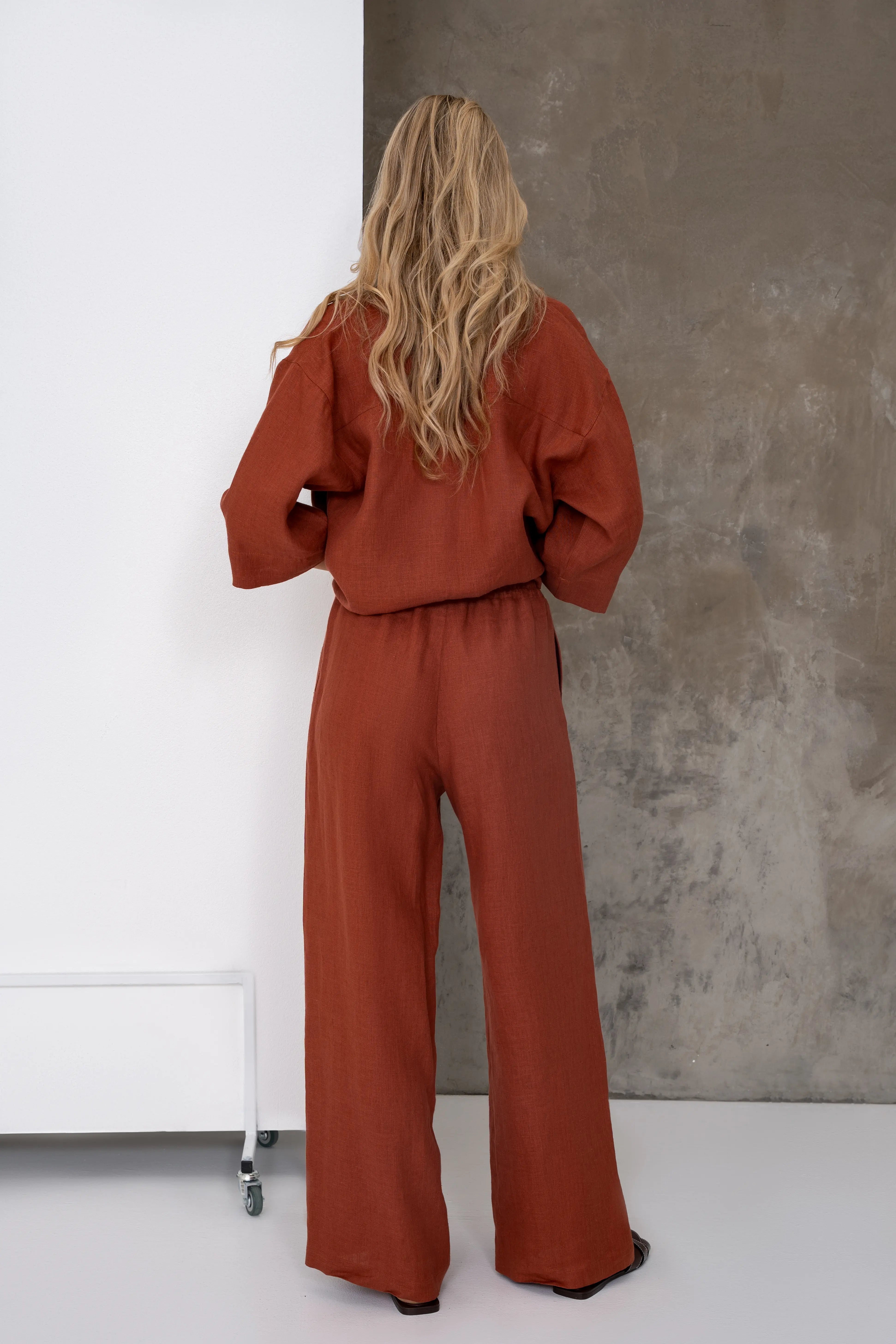 Leinenhose für Damen in Ziegelrot, gerader Schnitt, Gesamtansicht von hinten