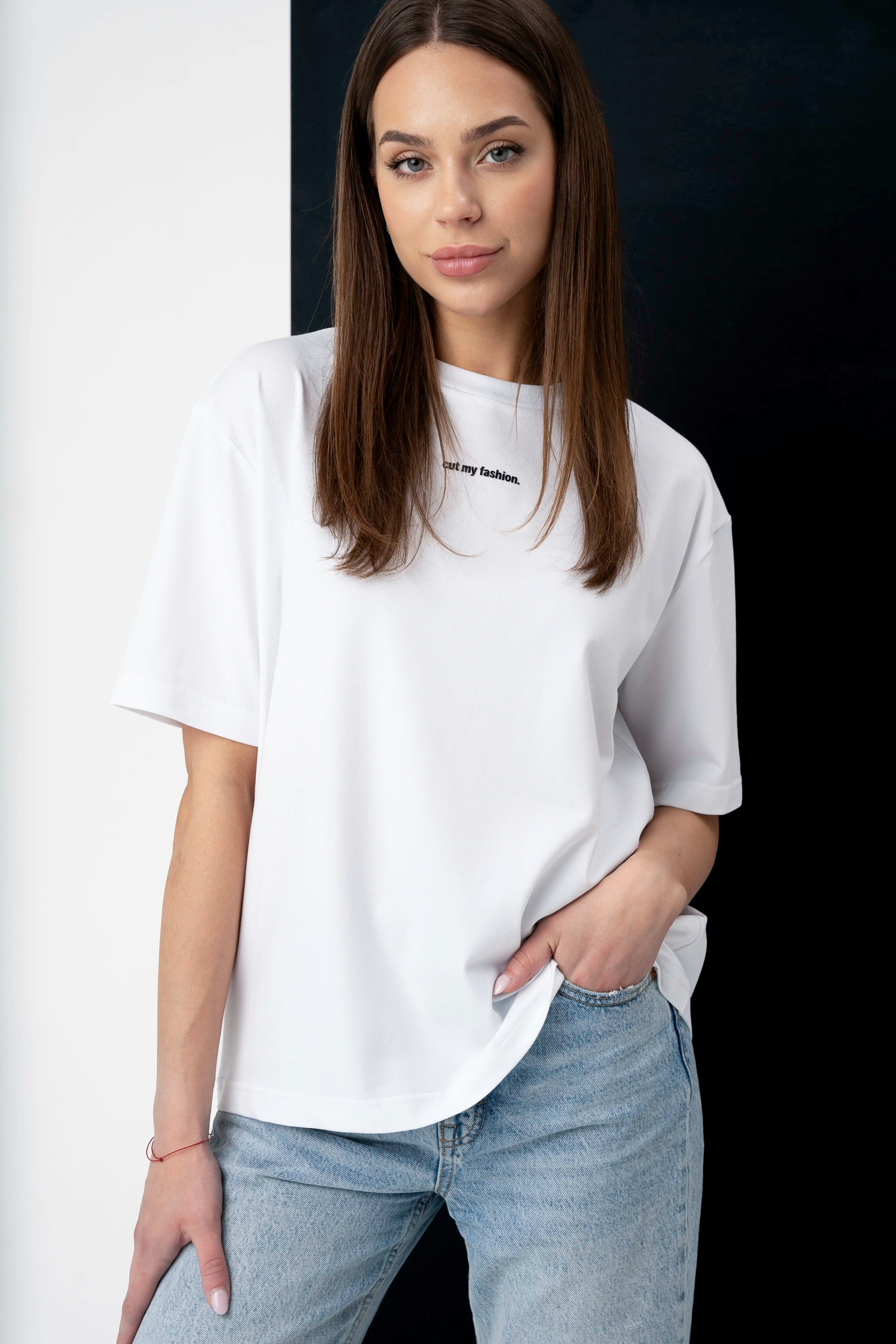 Moteriški balti laisvo silueto marškinėliai iš medvilninio audinio, oversized modelis su džinsais