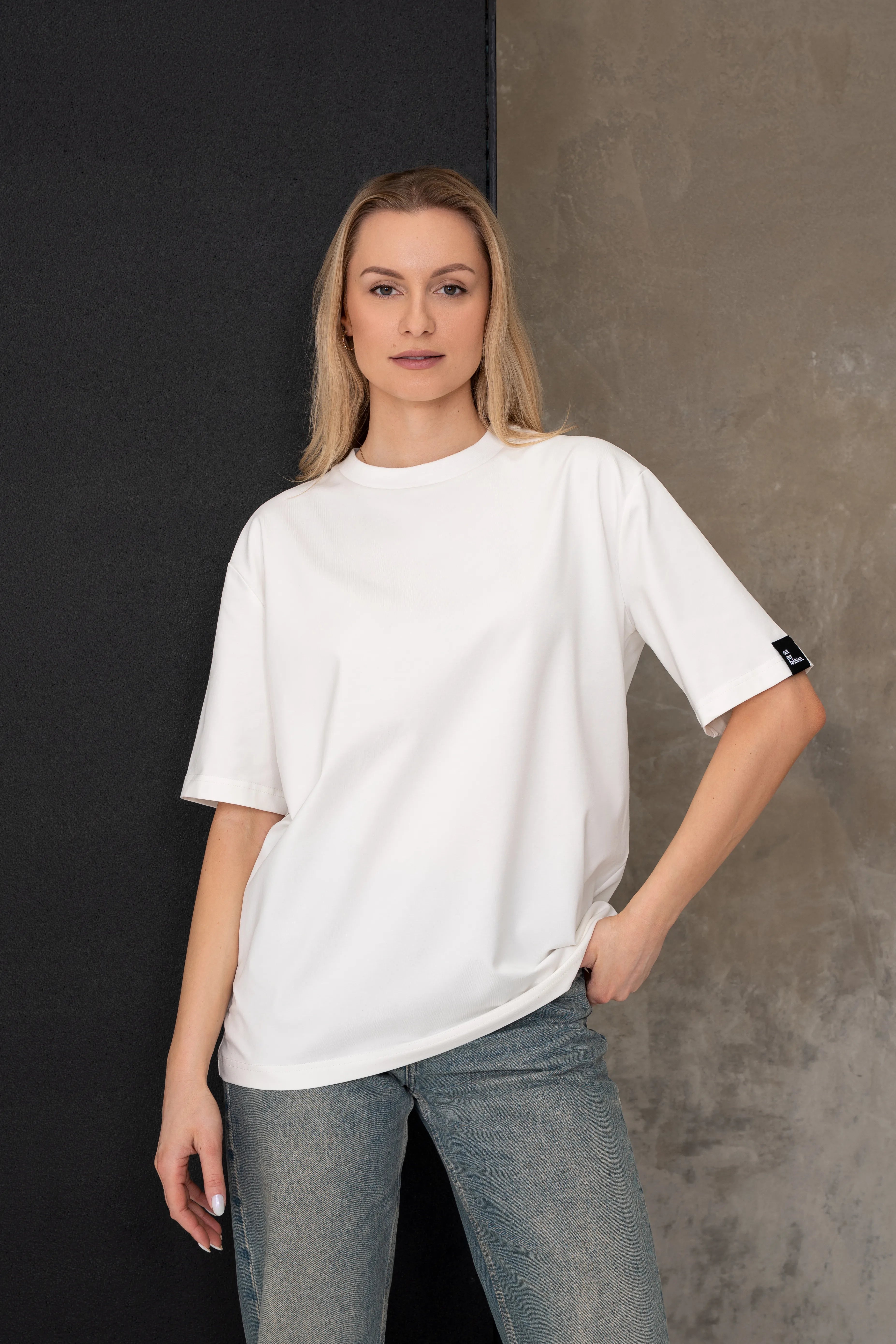 Moteriški pieno baltumo oversized marškinėliai iš medvilninio audinio, vaizdas iš priekio iš arčiau