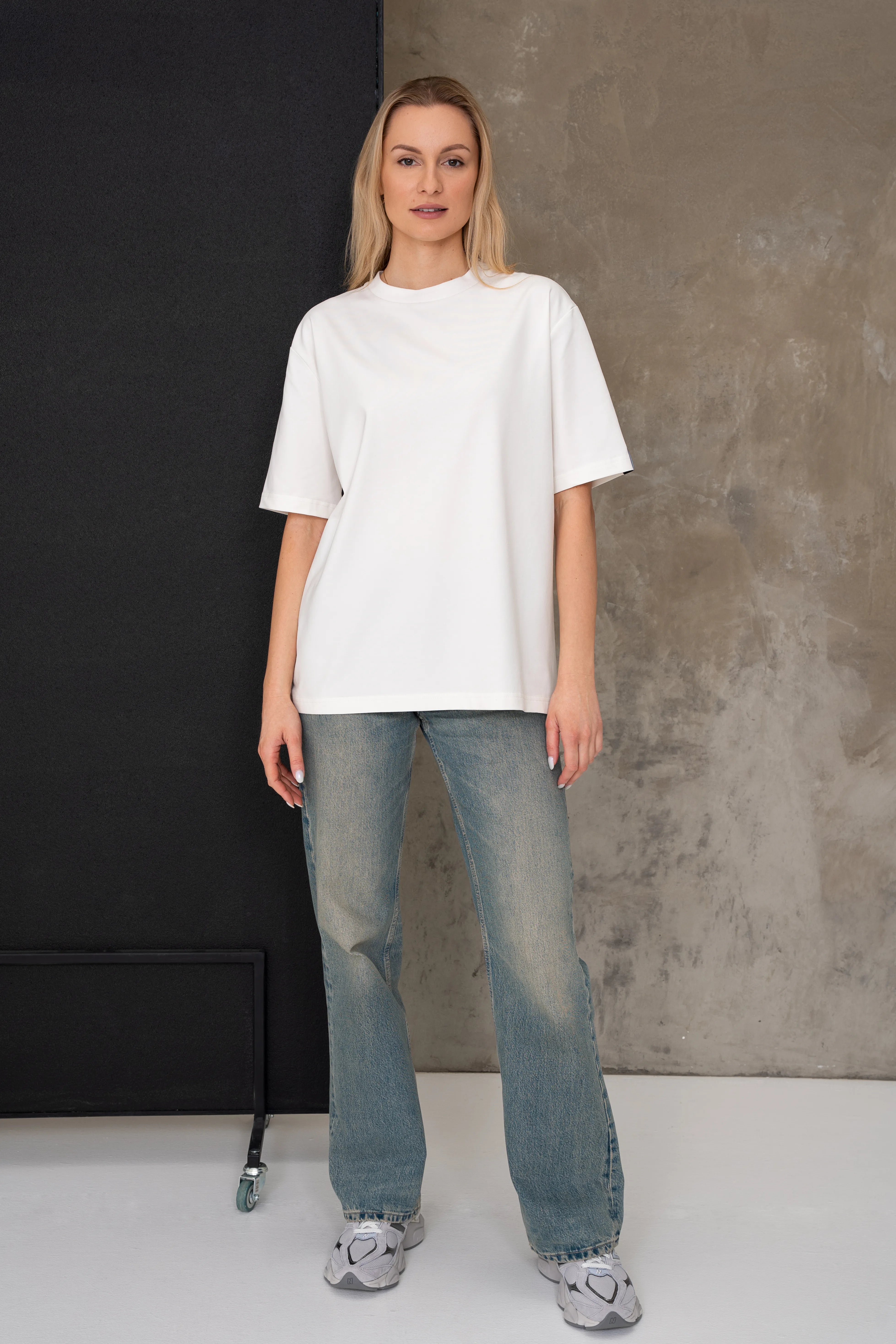 Moteriški pieno baltumo oversized marškinėliai iš medvilninio audinio, pilnas vaizdas iš priekio