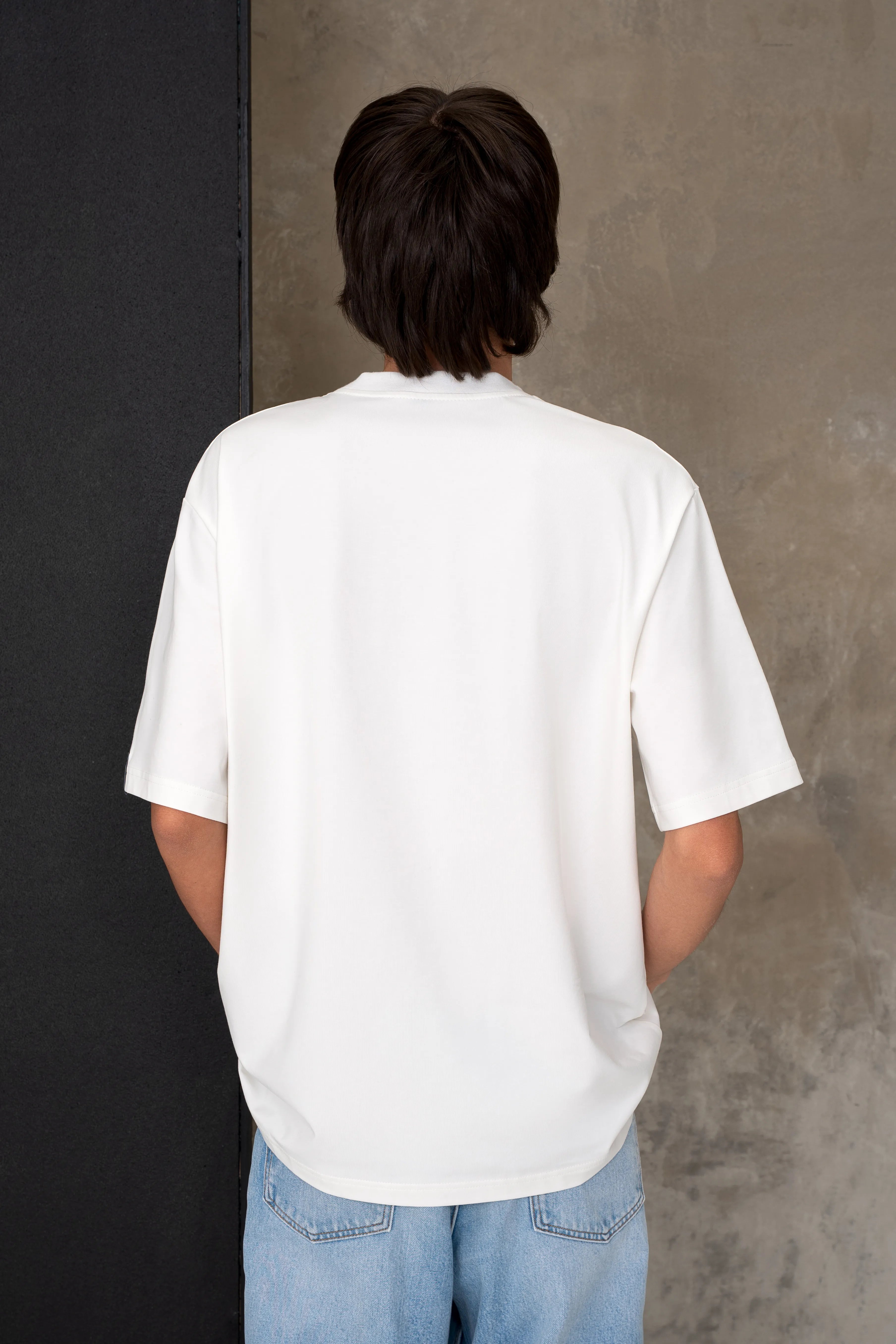 Balti vyriški oversized marškinėliai trumpomis rankovėmis, vaizdas iš nugaros