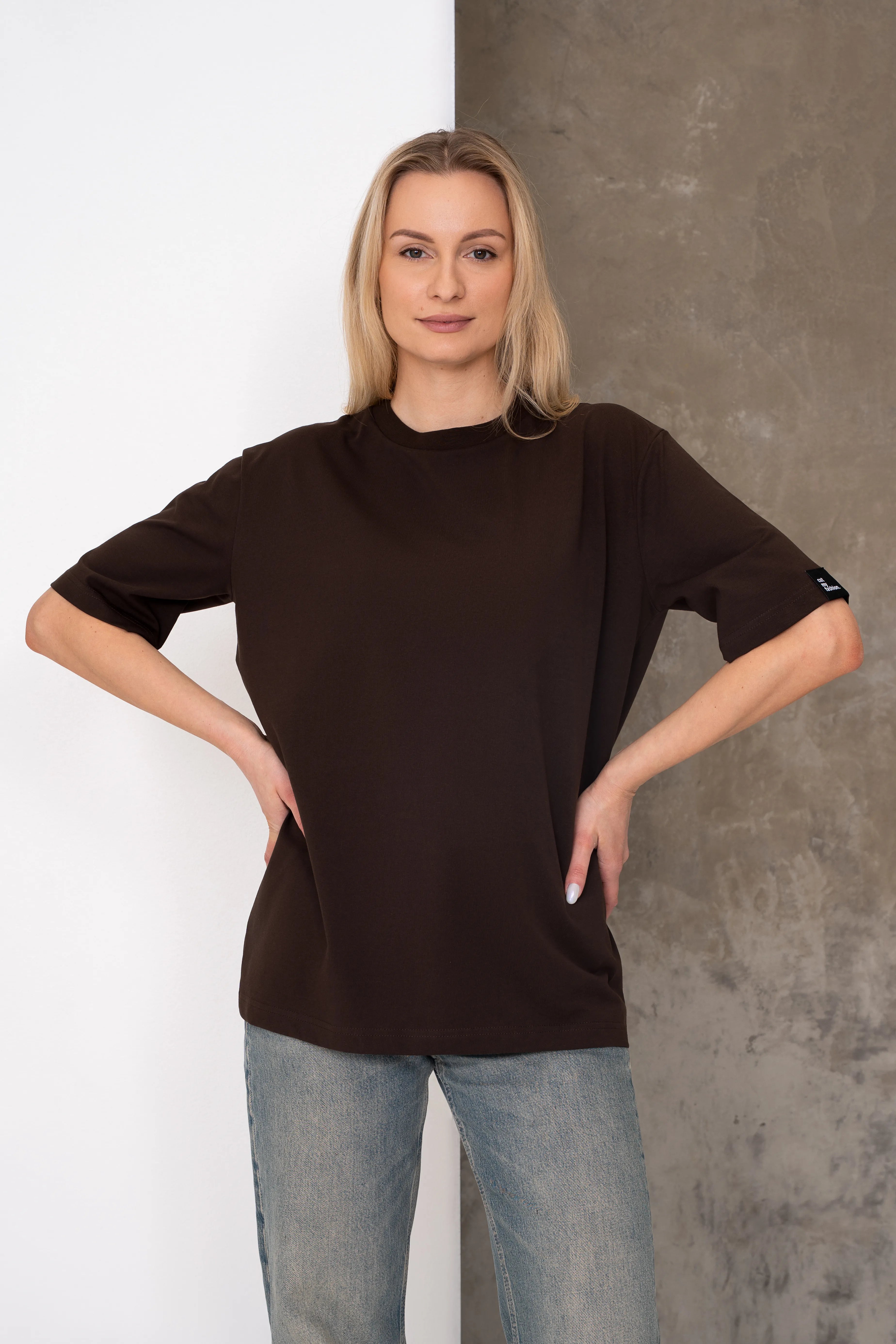 Rudi moteriški oversized marškinėliai trumpomis rankovėmis su juoda cutmyfashion etikete ant rankovės