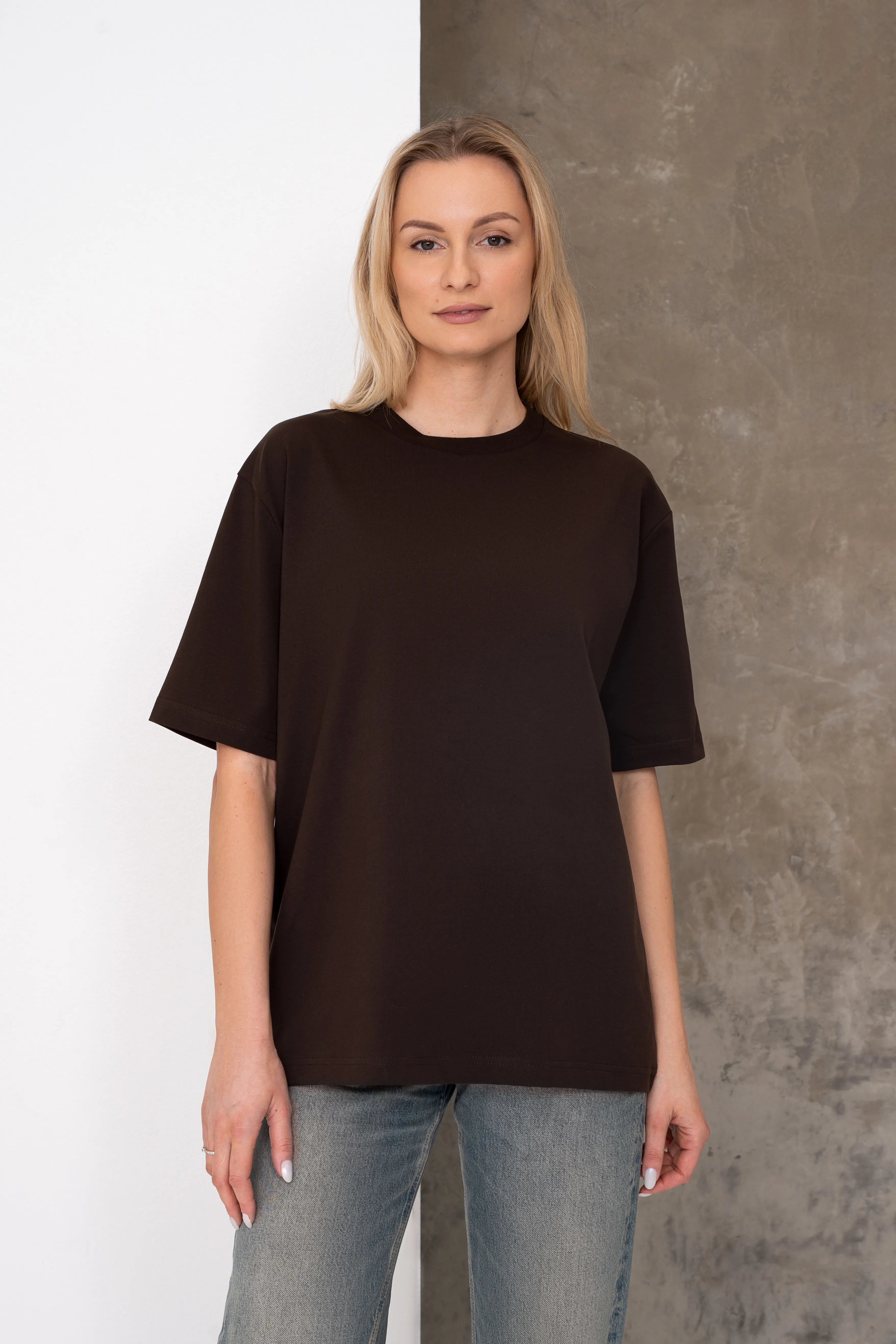 Rudi moteriški oversized marškinėliai trumpomis rankovėmis su apvalia kaklo iškirpte ir laisvu siluetu