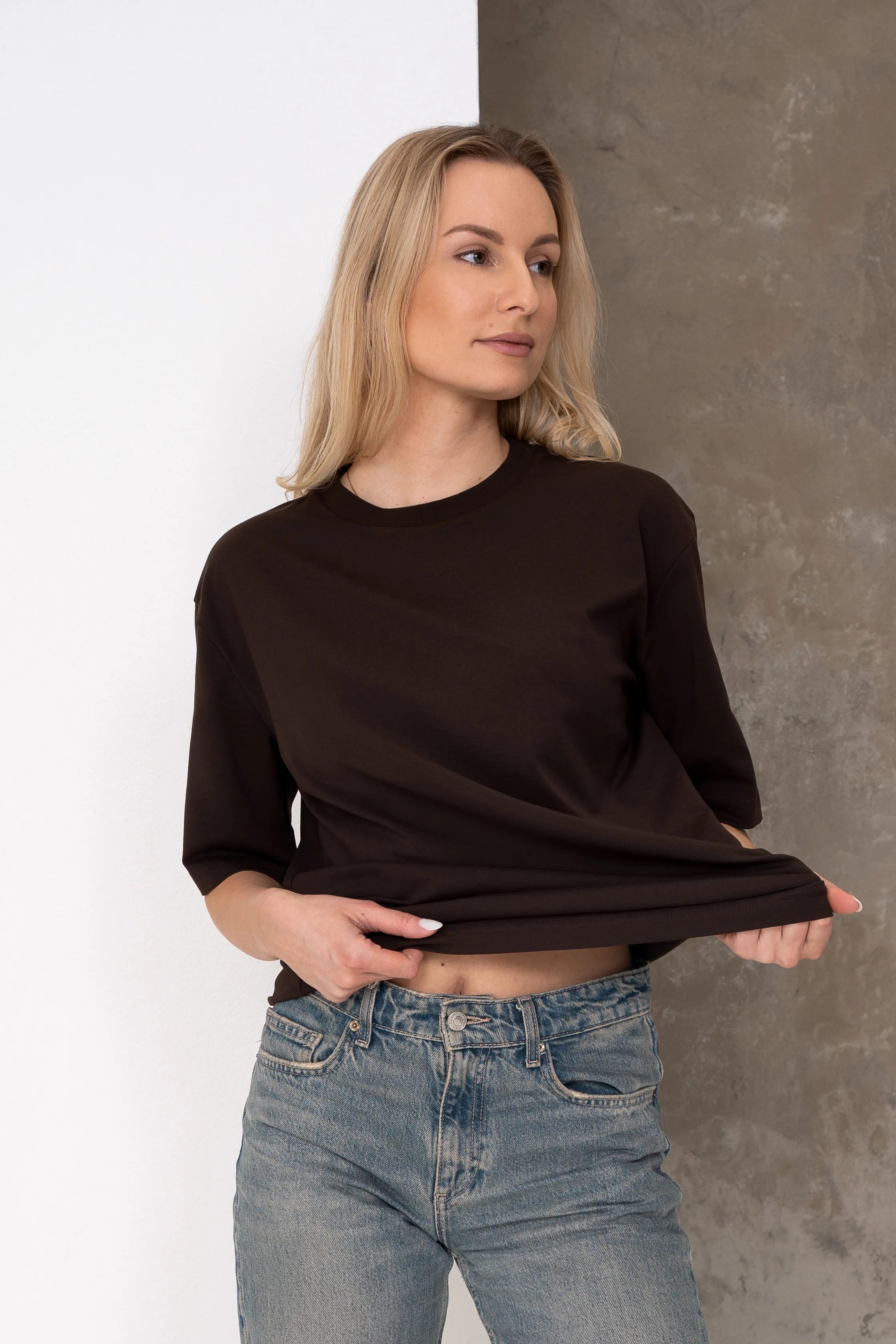 Rudi moteriški oversized marškinėliai su apvalia kaklo iškirpte ir tiesaus silueto forma