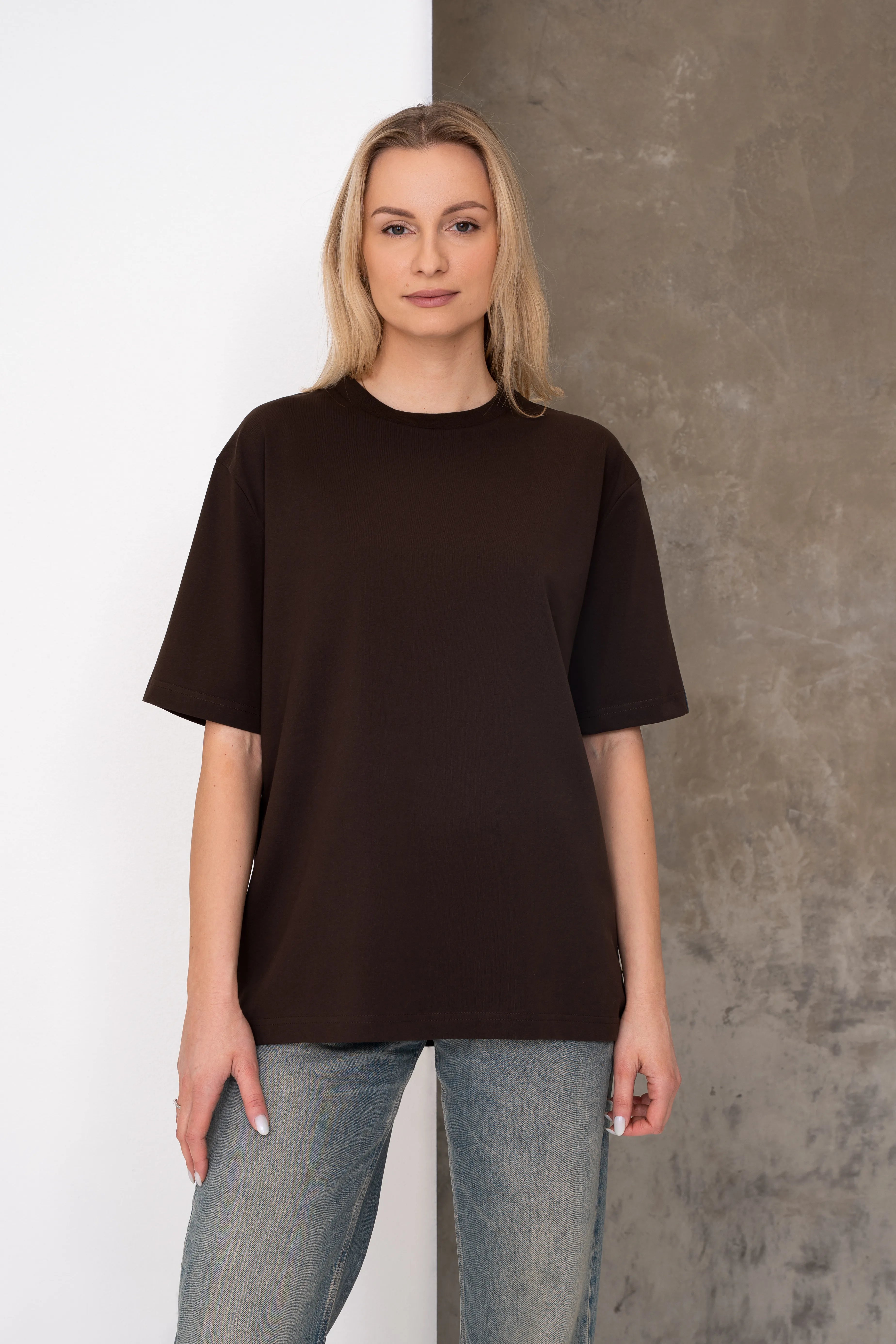 Rudi moteriški oversized marškinėliai su nuleista pečių linija ir trumpomis rankovėmis