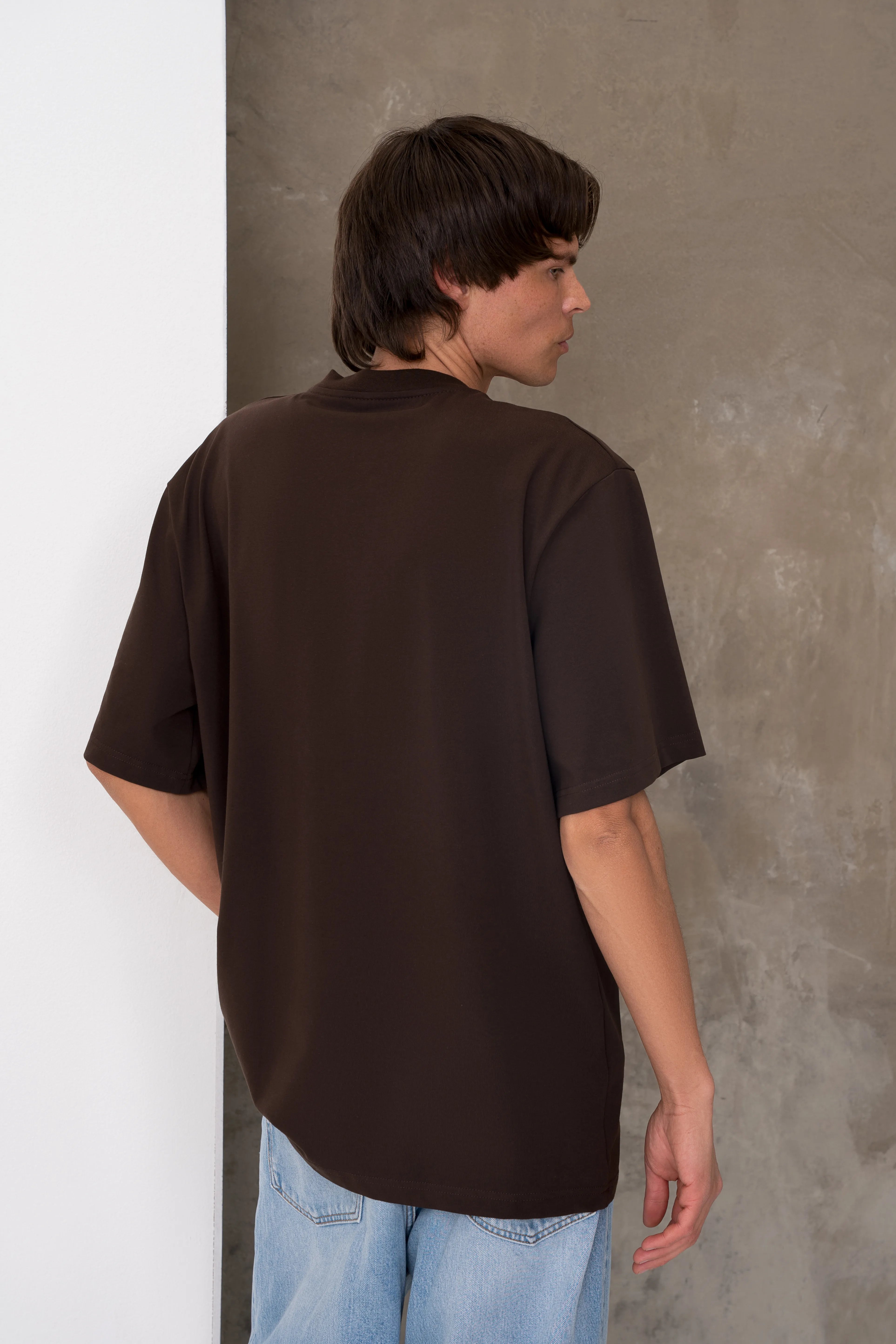 Rudi vyriški oversized marškinėliai trumpomis rankovėmis su nuleista pečių linija, laisvu siluetu ir tiesiu kritimu, vaizdas iš nugaros