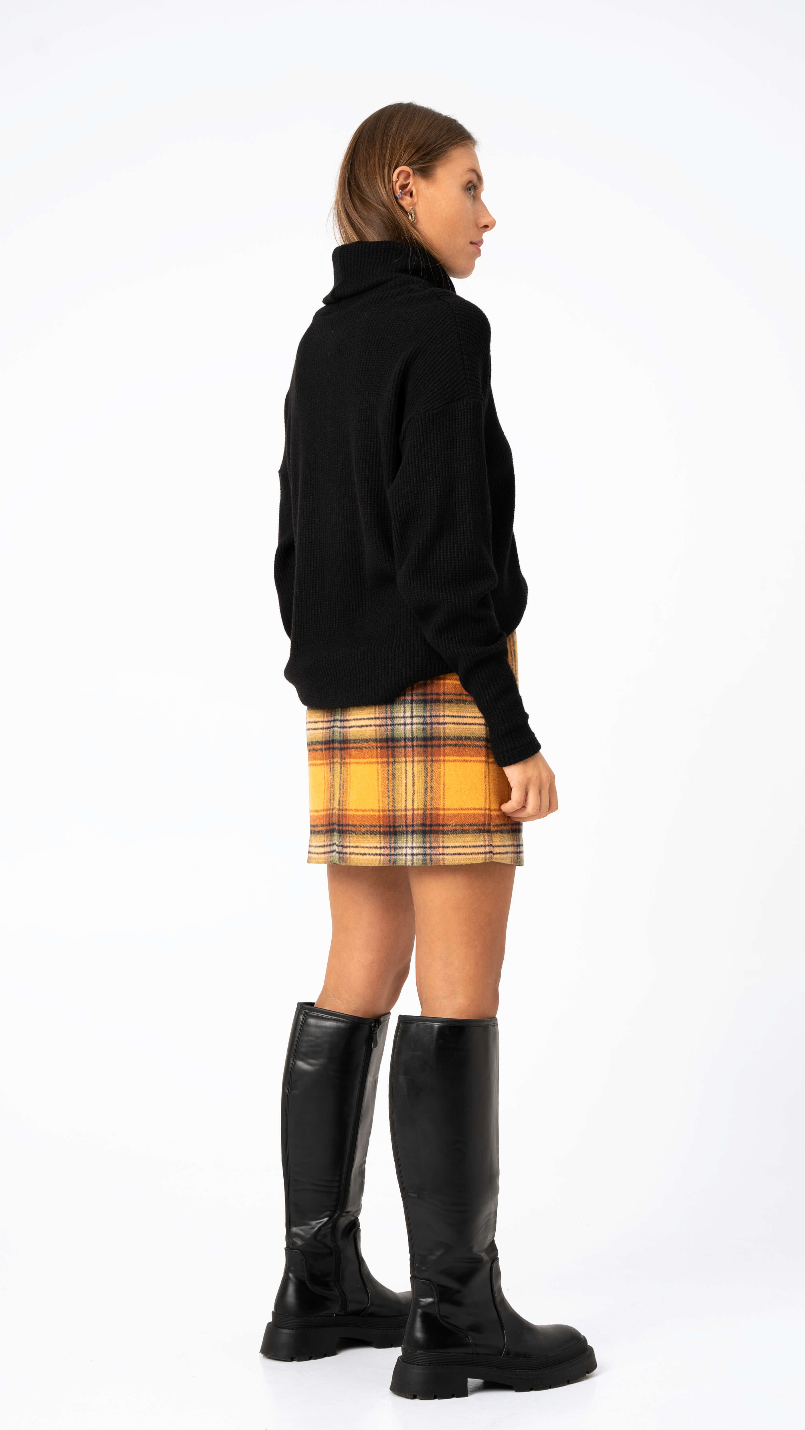 Moteriškas juodas megztinis aukštu kaklu žiemai ir rudeniui